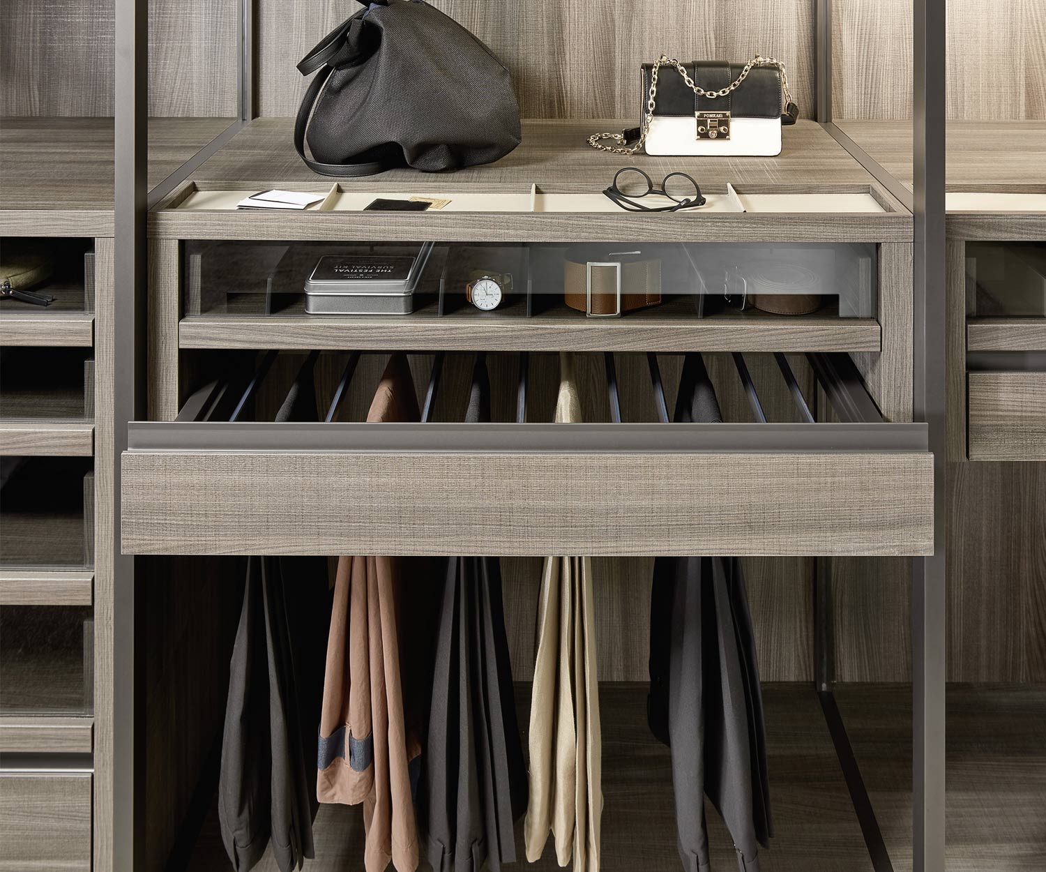 Livitalia Bellavista Ankleidezimmer System im Detail hochwertige Auszüge Livitalia Bellavista Ankleidezimmer System im Detail hochwertige Auszüge