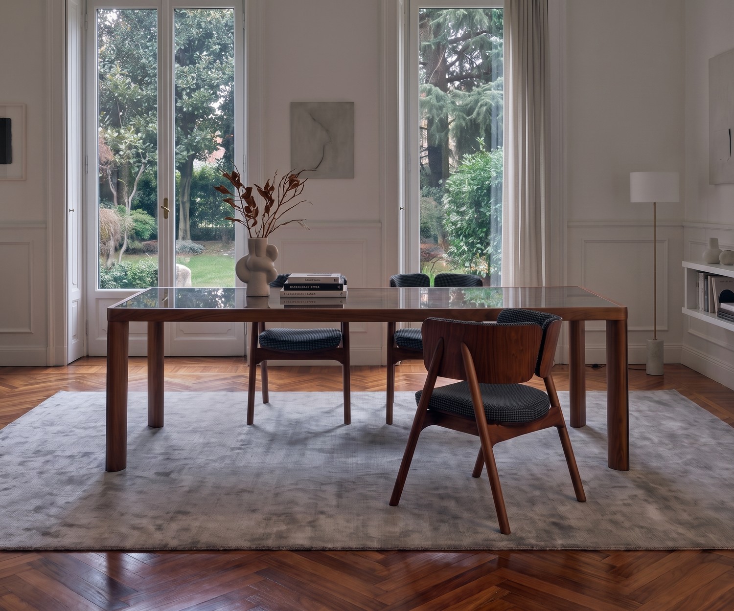 al2 ka-bera 001 b Esstisch aus Holz im Esszimmer mit eleganten Holzstühlen auf grauem Teppich und Parkett