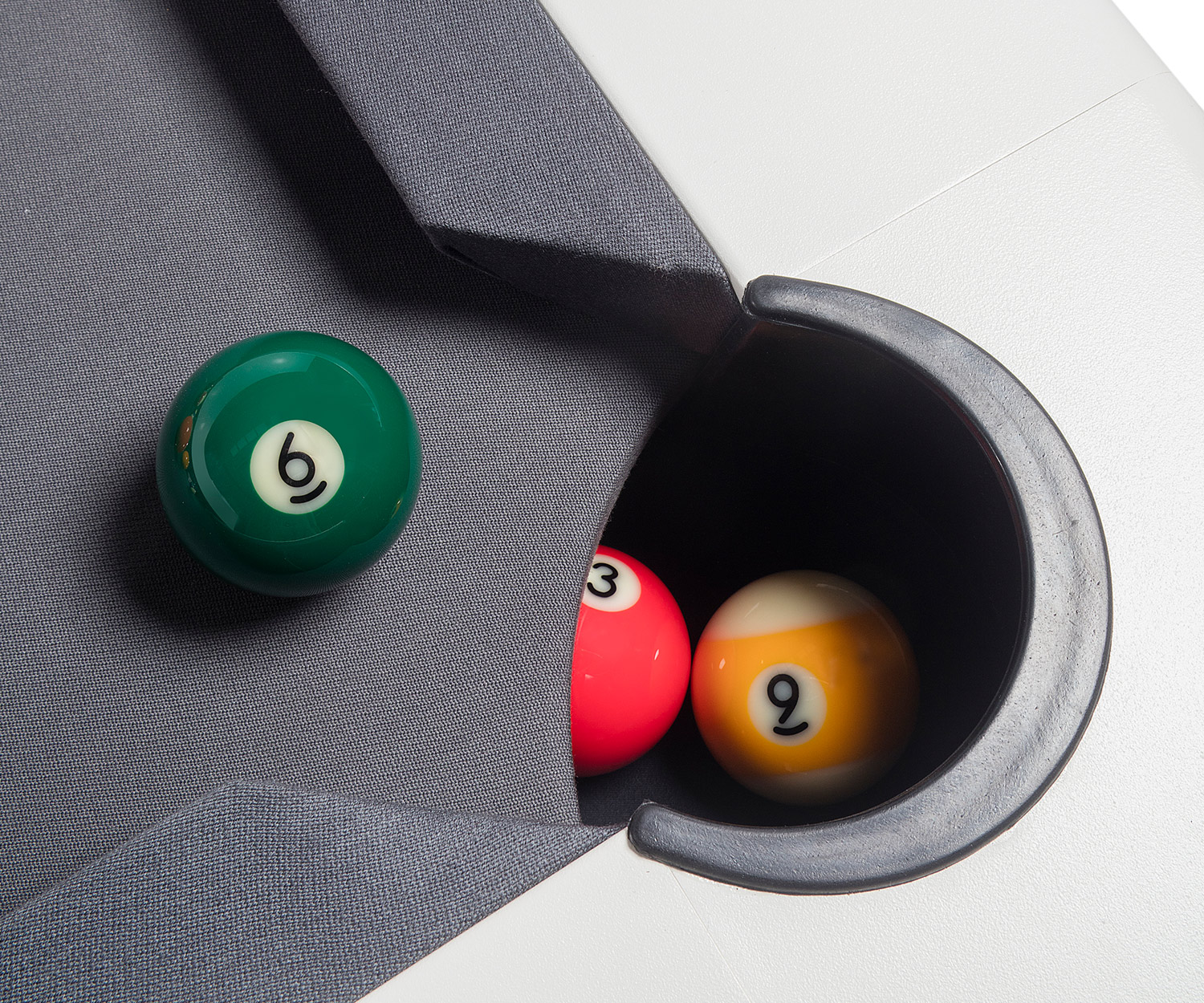 Grauer Stoffbezug vom RS Barcelona Diagonal Billardtisch im Detail die Ecktasche  Grauer Stoffbezug vom RS Barcelona Diagonal Billardtisch im Detail die Ecktasche