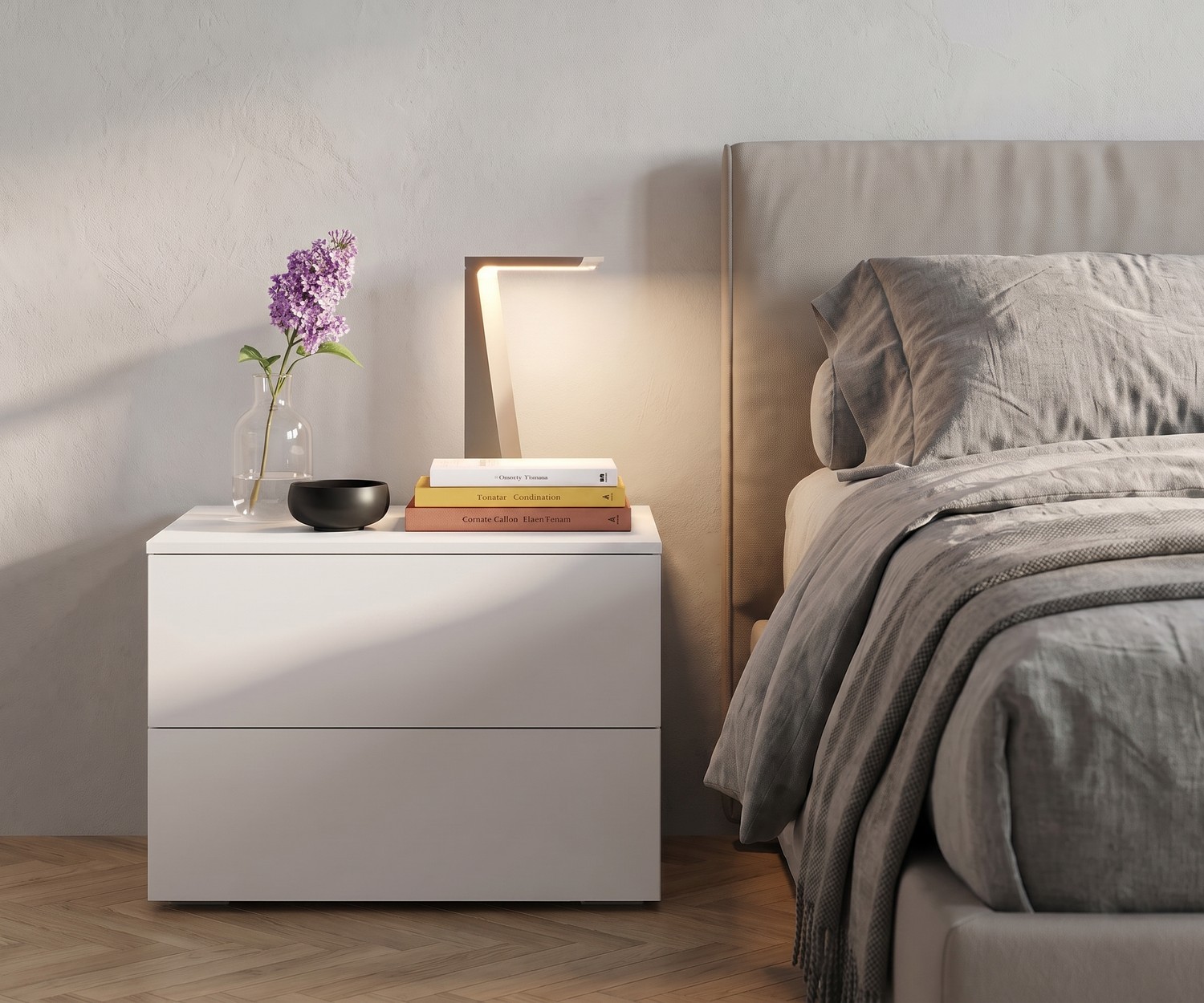Table de chevet Livitalia Atena avec tiroirs pour la chambre, table de nuit blanche moderne à côté d'un lit beige
