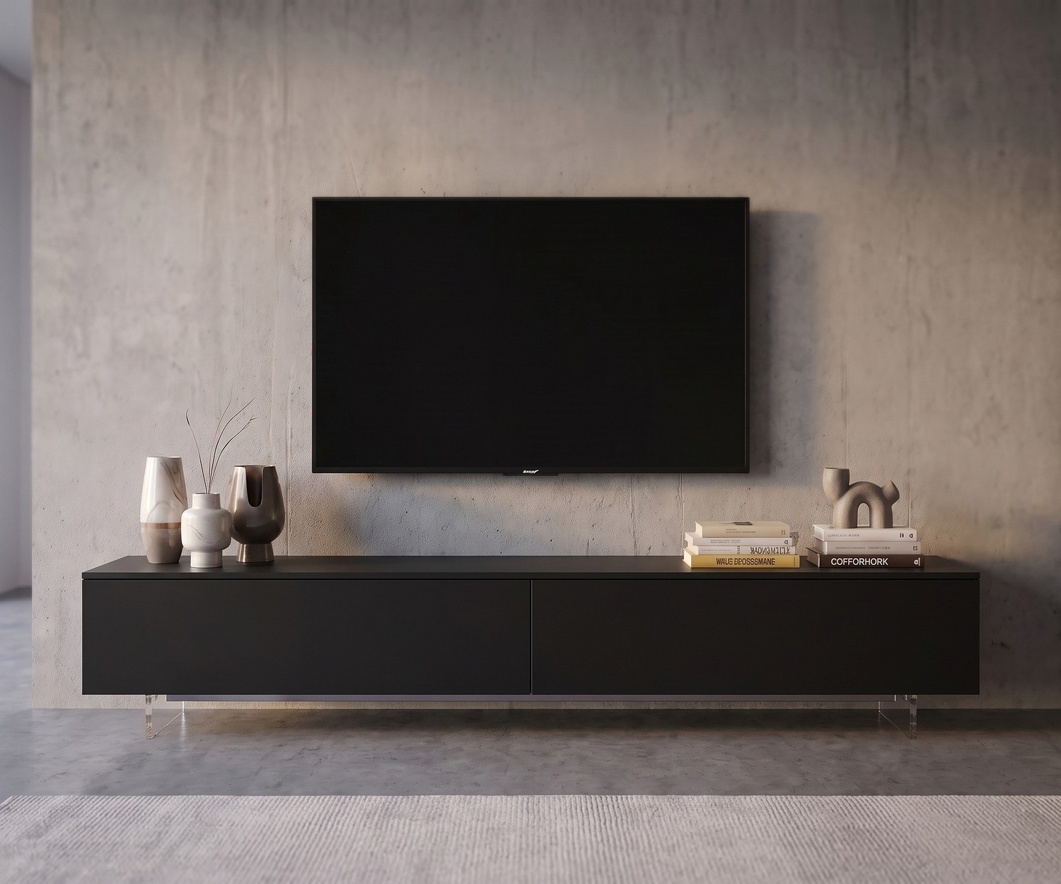 Socle TV transparent Livitalia pour meuble bas Socle TV transparent Livitalia sous un meuble bas gris pour un effet suspendu dans un salon moderne avec mur en béton.