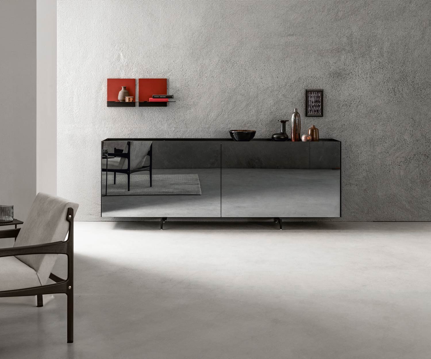Minimalistisches Esszimmer mit Design Spiegelglas Sideboard Minimalistisches Esszimmer mit Design Spiegelglas Sideboard