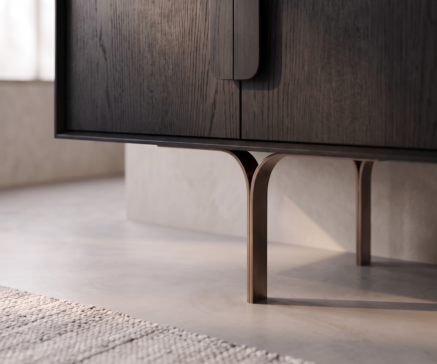 Buffet design al2 Mobius 003 en placage chêne foncé dans un salon minimaliste sous un grand miroir rond mural.