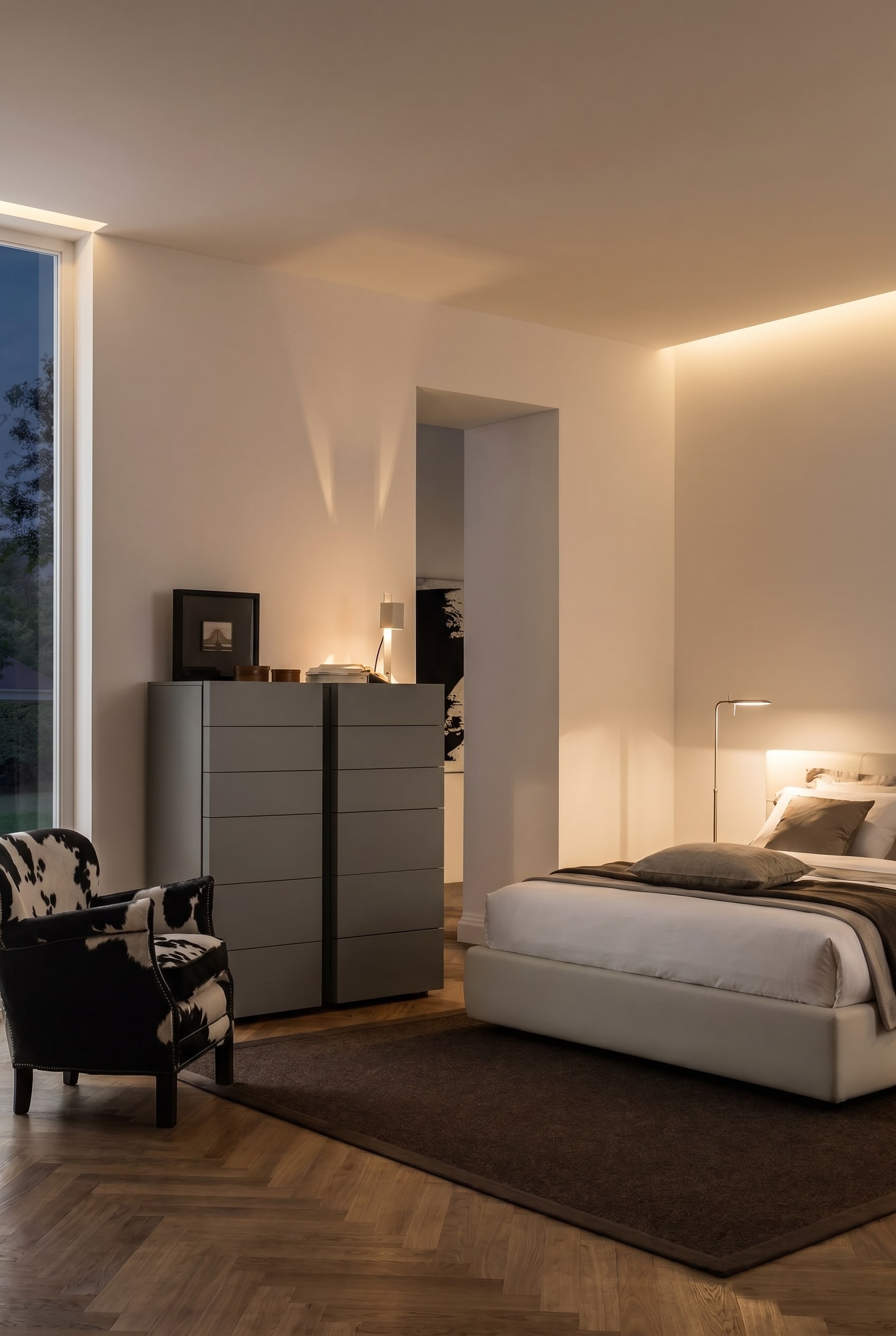 Moderne grifflose Livitalia Valeo Hochkommode in einem puristisch eingerichteten Schlafzimmer