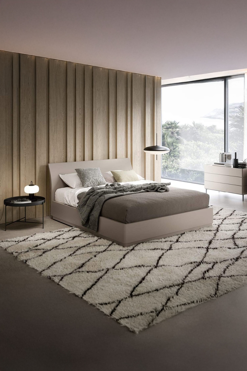 chambre-amenagee-en-beige-avec-grande-fenetre-et-meubles-modernes