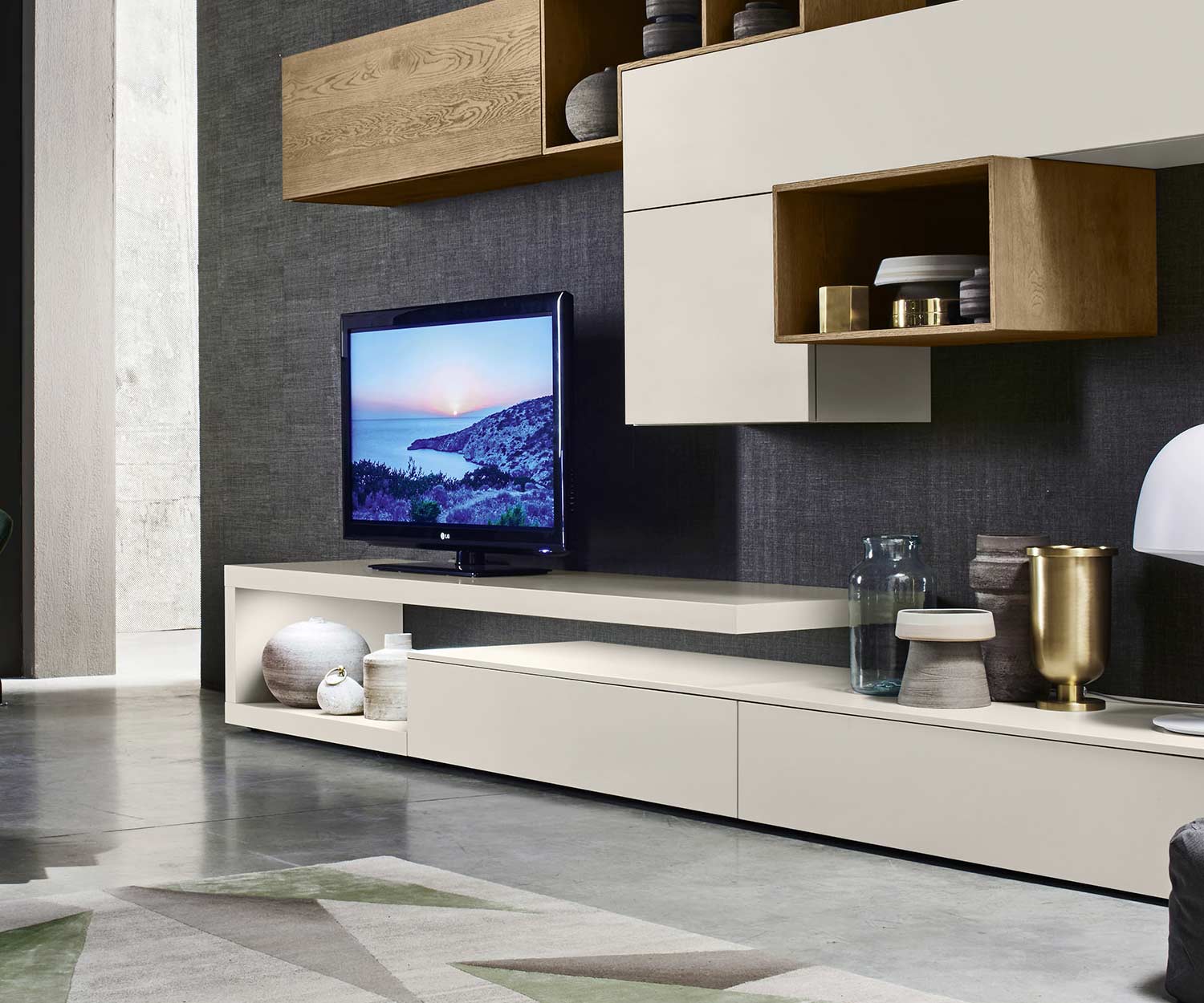 Design moderne Livitalia TV Wandboard comme surface de pose pour un téléviseur