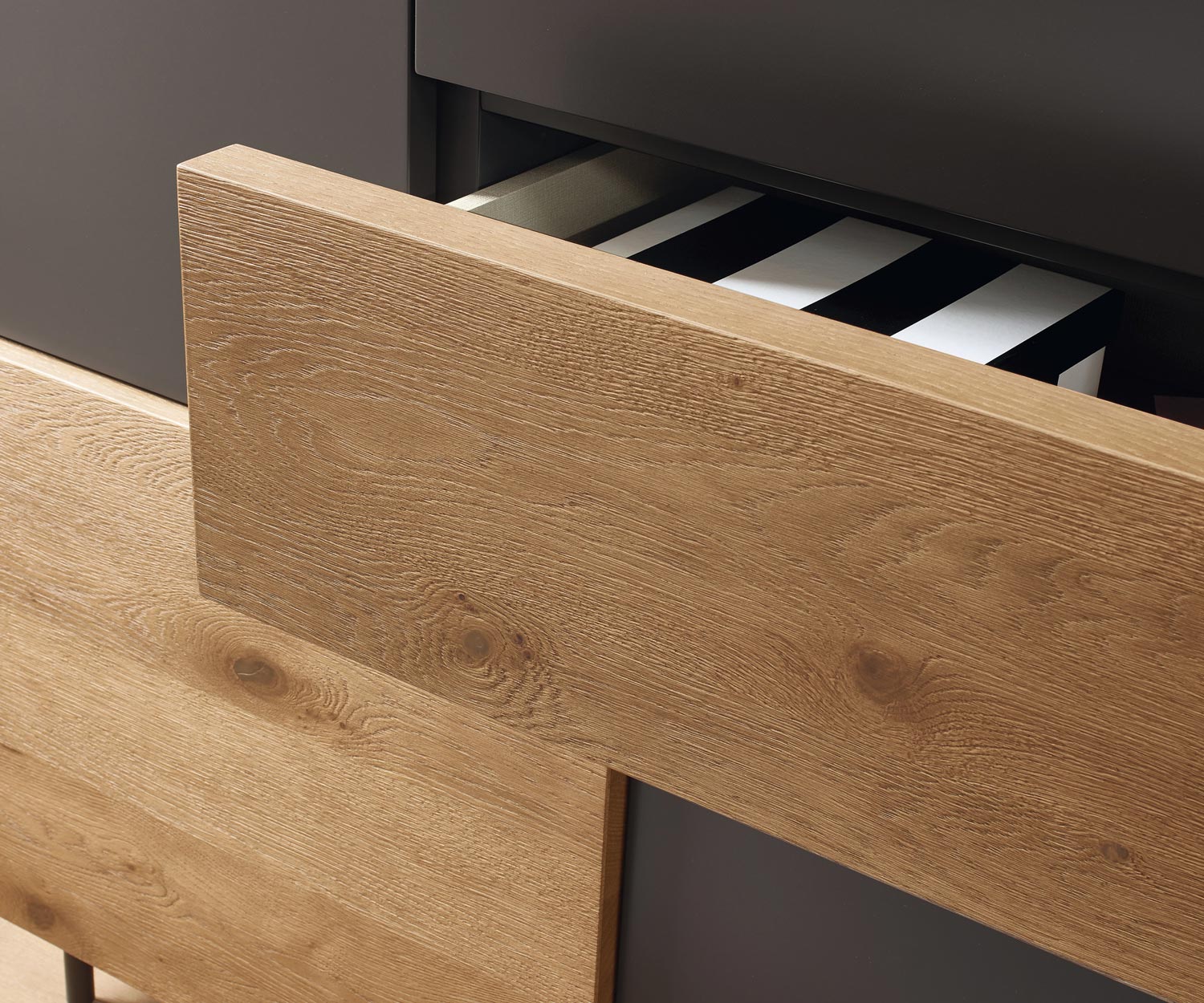 Exklusives Livitalia Design Highboard Incontro mit Schubladen und Türen ohne Griffe Exklusives Livitalia Design Highboard Incontro mit Schubladen und Türen ohne Griffe