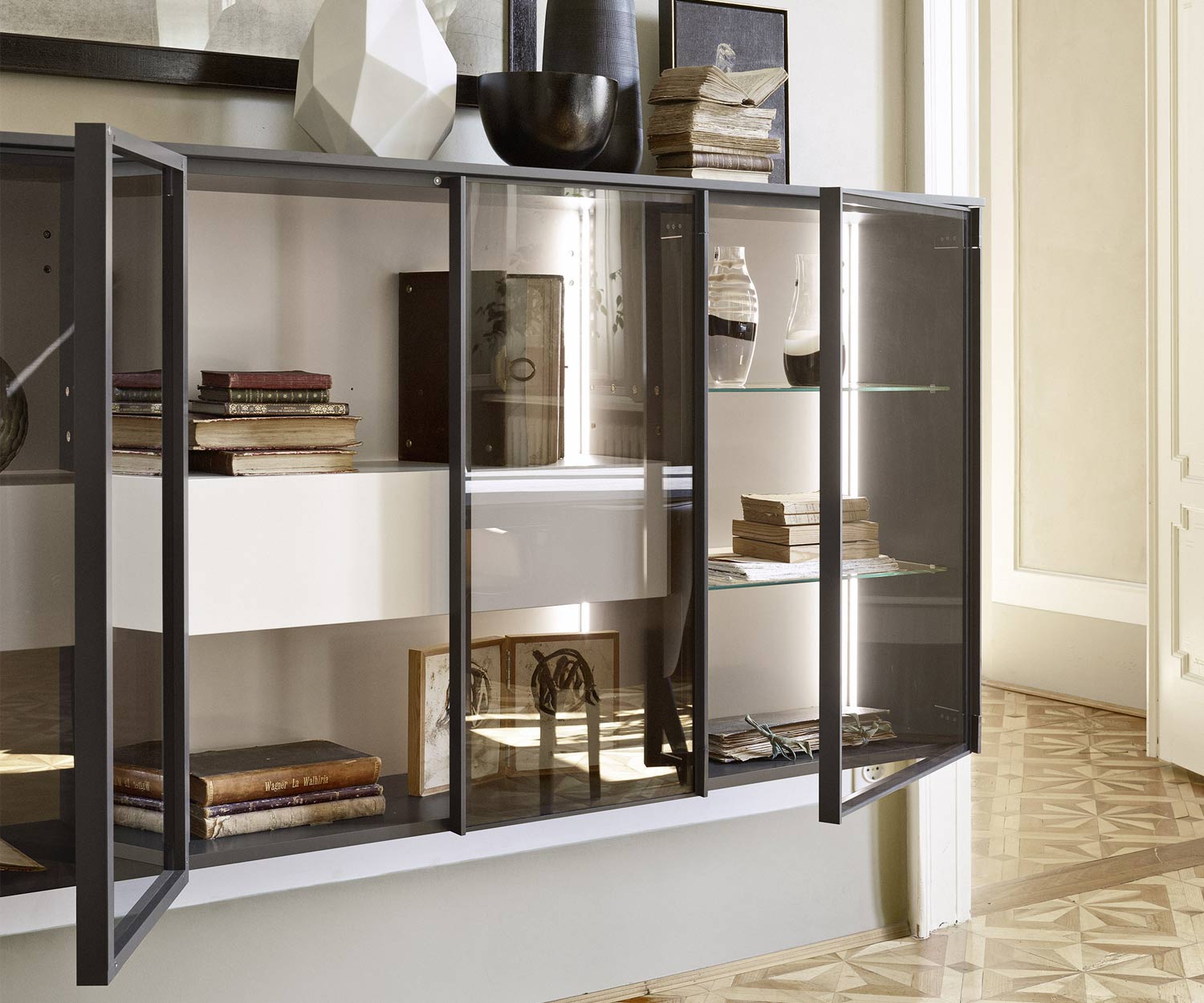 Moderner Livitalia Design Hängeschrank mit Glastüren mit schmalem Rahmen Moderner Livitalia Design Hängeschrank mit Glastüren mit schmalem Rahmen
