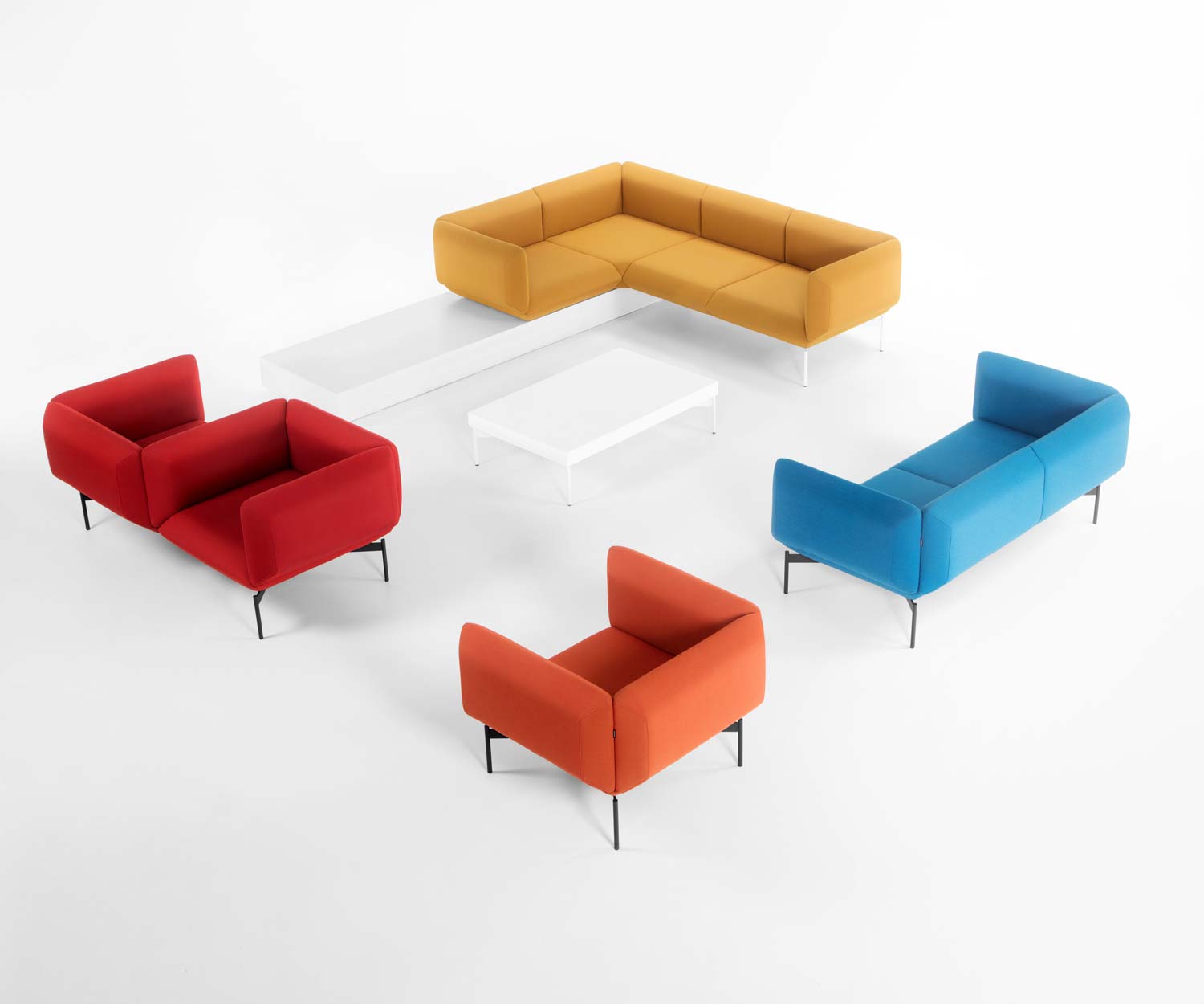 Ensemble de Prostoria Segment fauteuils et canapés en jaune, rouge, bleu et orange