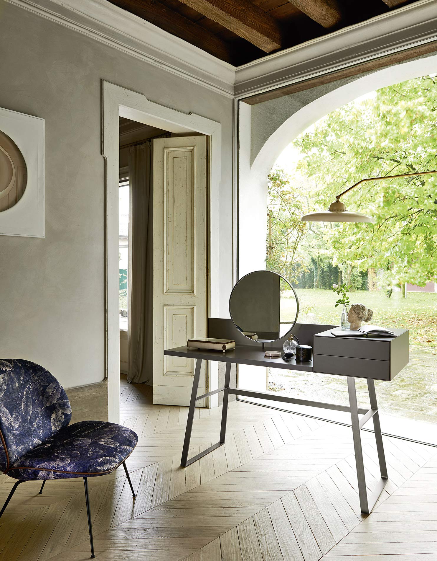 Coiffeuse design avec miroir Coiffeuse design avec miroir