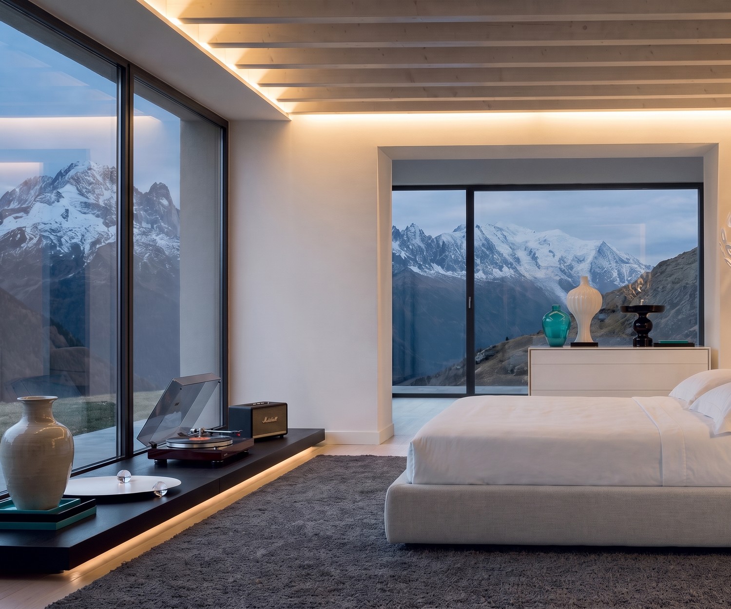 Livitalia EASY Sockel als langes TV Podest im Schlafzimmer, dunkelbraun mit LED-Beleuchtung im modernen Stil.