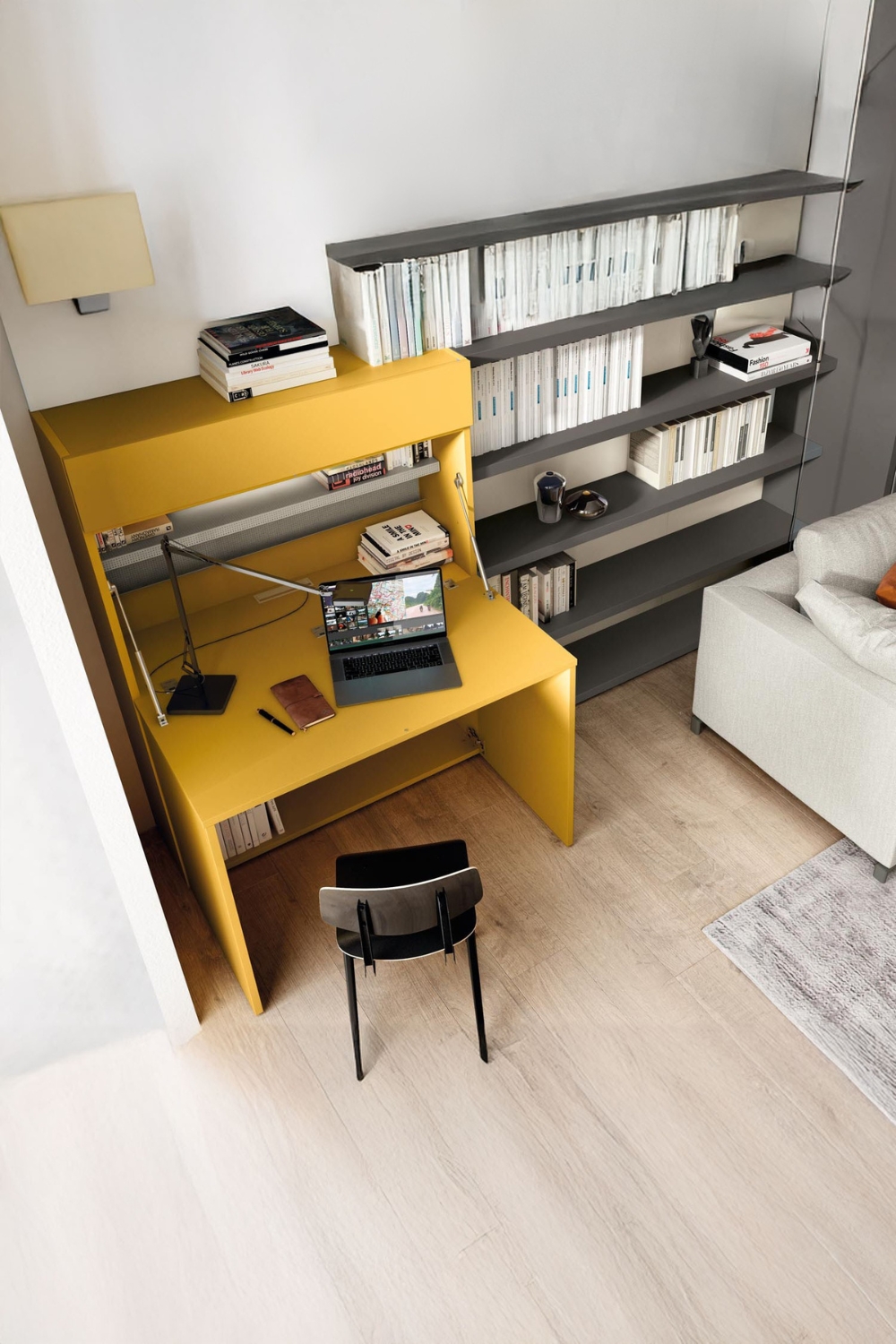 highboard jaune avec fonction bureau à côté d'une étagère murale ouverte et d'un canapé clair