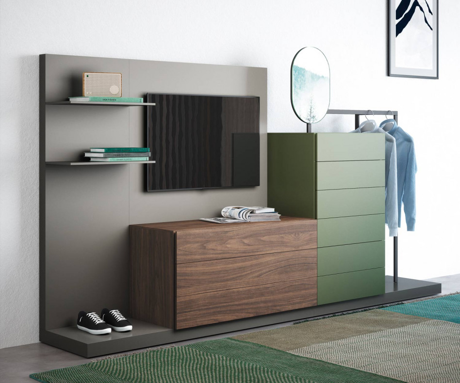 Die Novamobili Schlafzimmerkommode Easy 9 spart mit ihrer Garderobe und dem TV-Paneel viel Platz