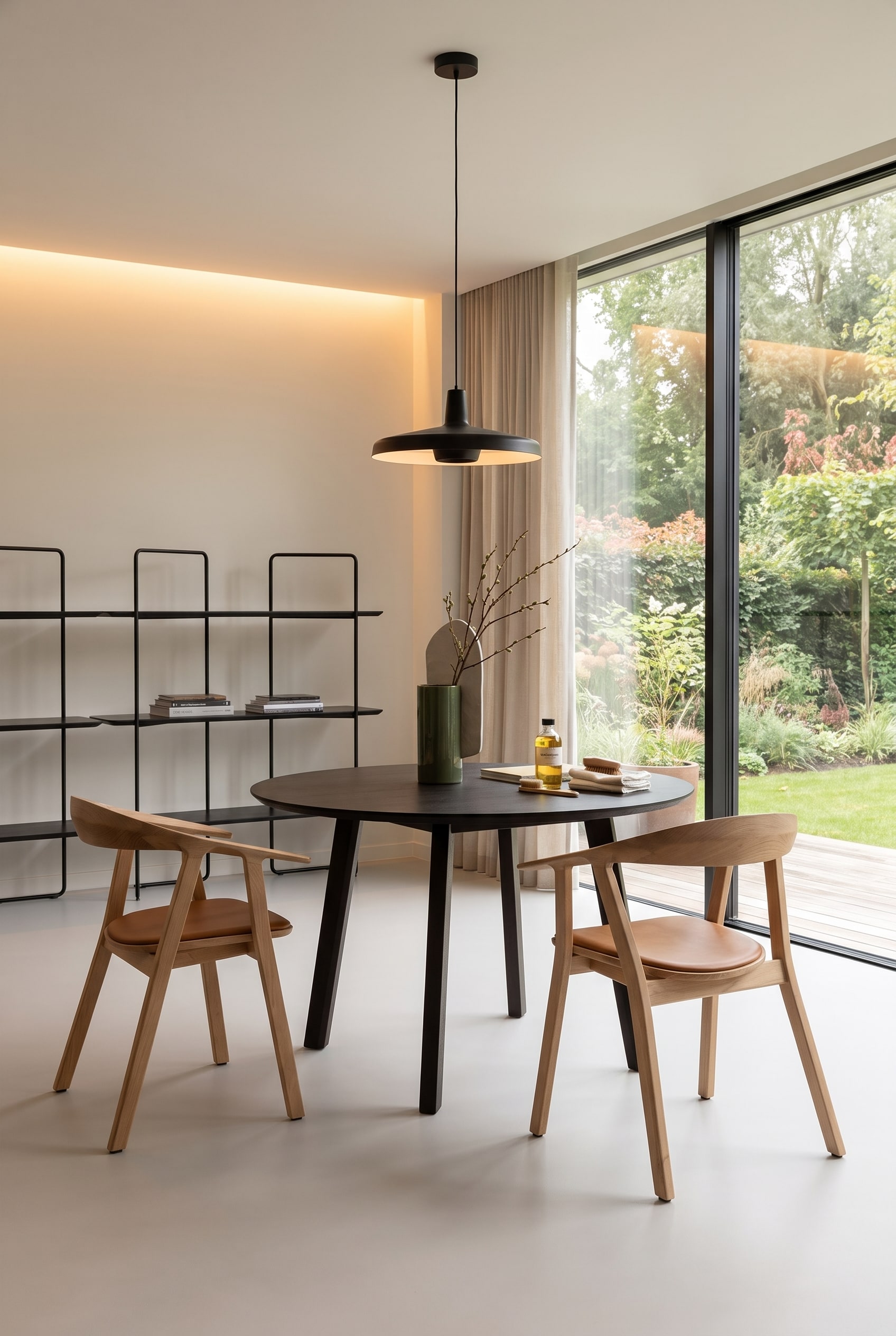 Minimalistisches Esszimmer mit massivem Eichenholztisch Prostoria Rhomb, Holzstühlen mit Ledersitz und dekorativer Designervase