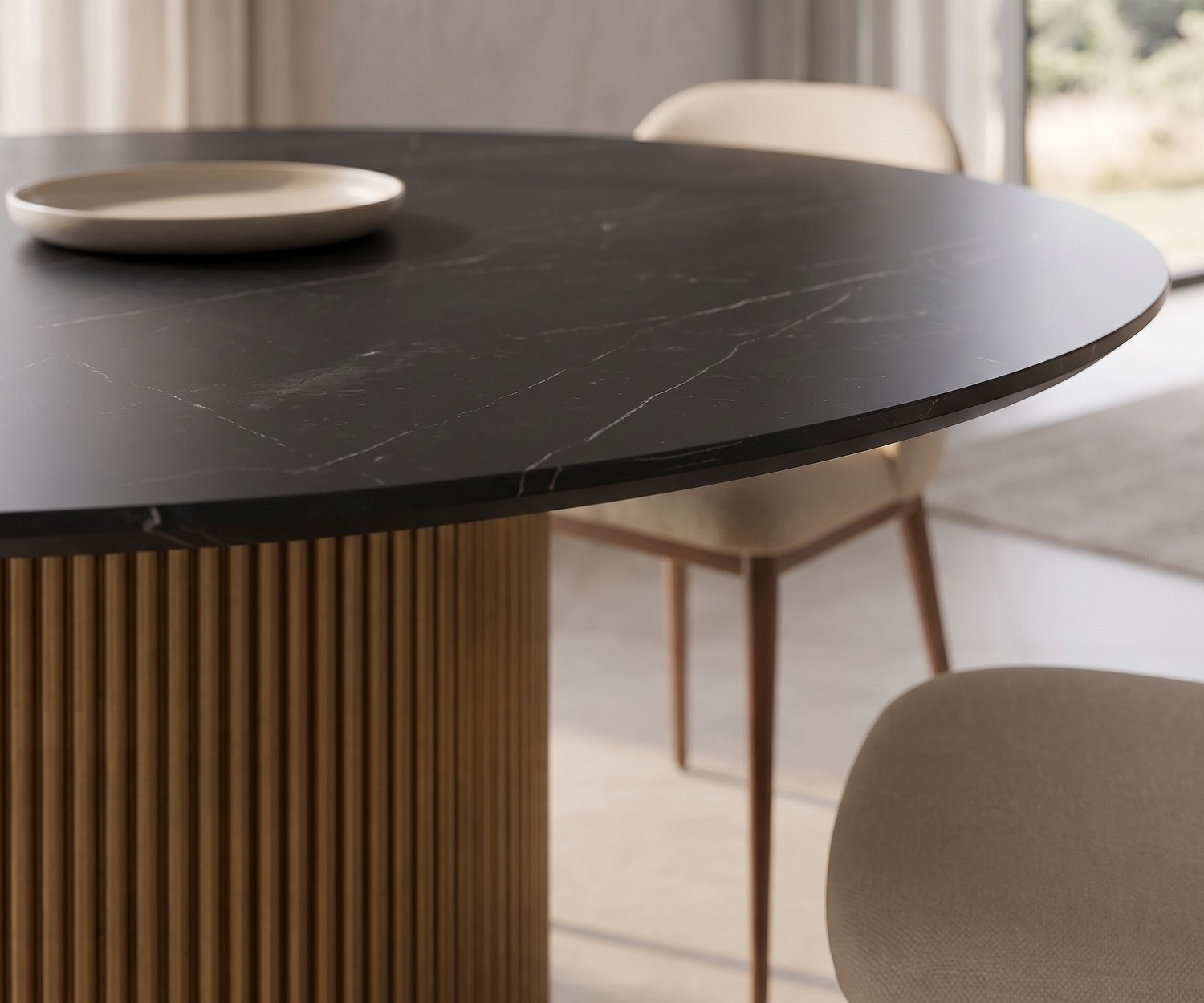 Table à manger ronde al2 dakry br 001 avec pied cannelé Table à manger ronde al2 dakry br 001 avec plateau en céramique noire effet marbre et pied central en bois cannelé