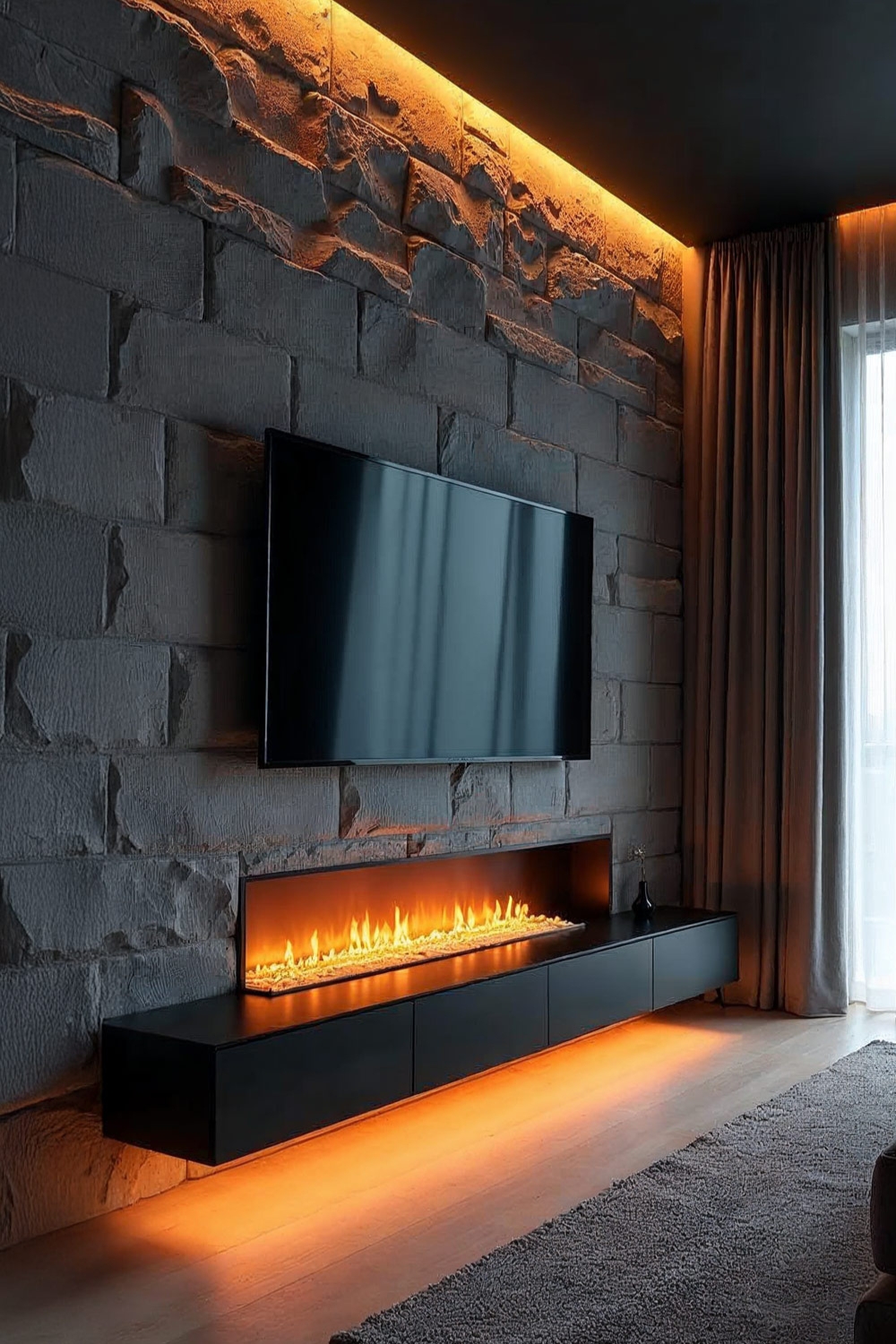 dunkles-lowboard-mit-elektro-kamin-unter-tv-an-wandverkleidung-in-steinoptik