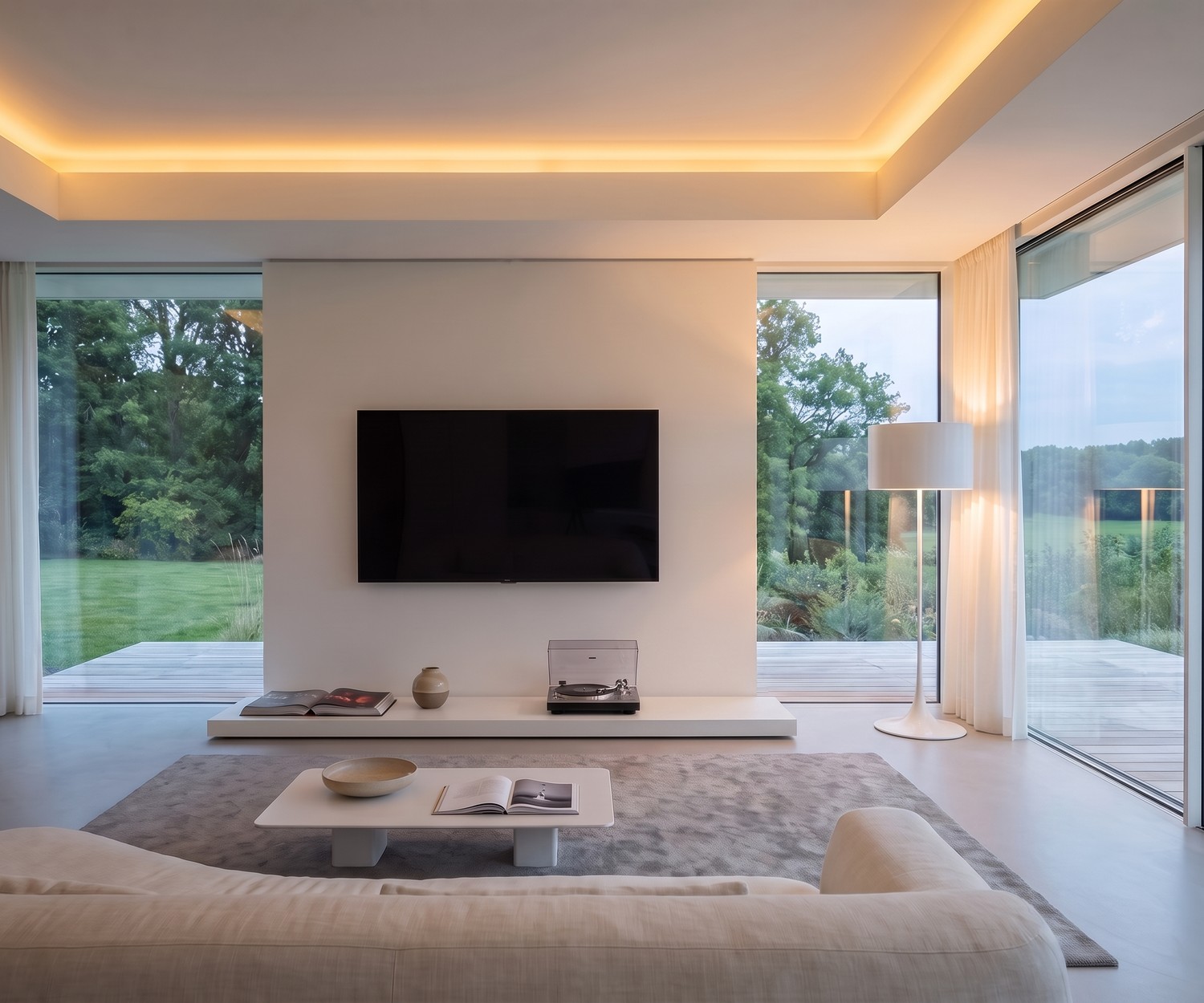 Livitalia Easy TV Podest in Weiß als flache Medienbank im modernen Wohnzimmer unter dem Fernseher.