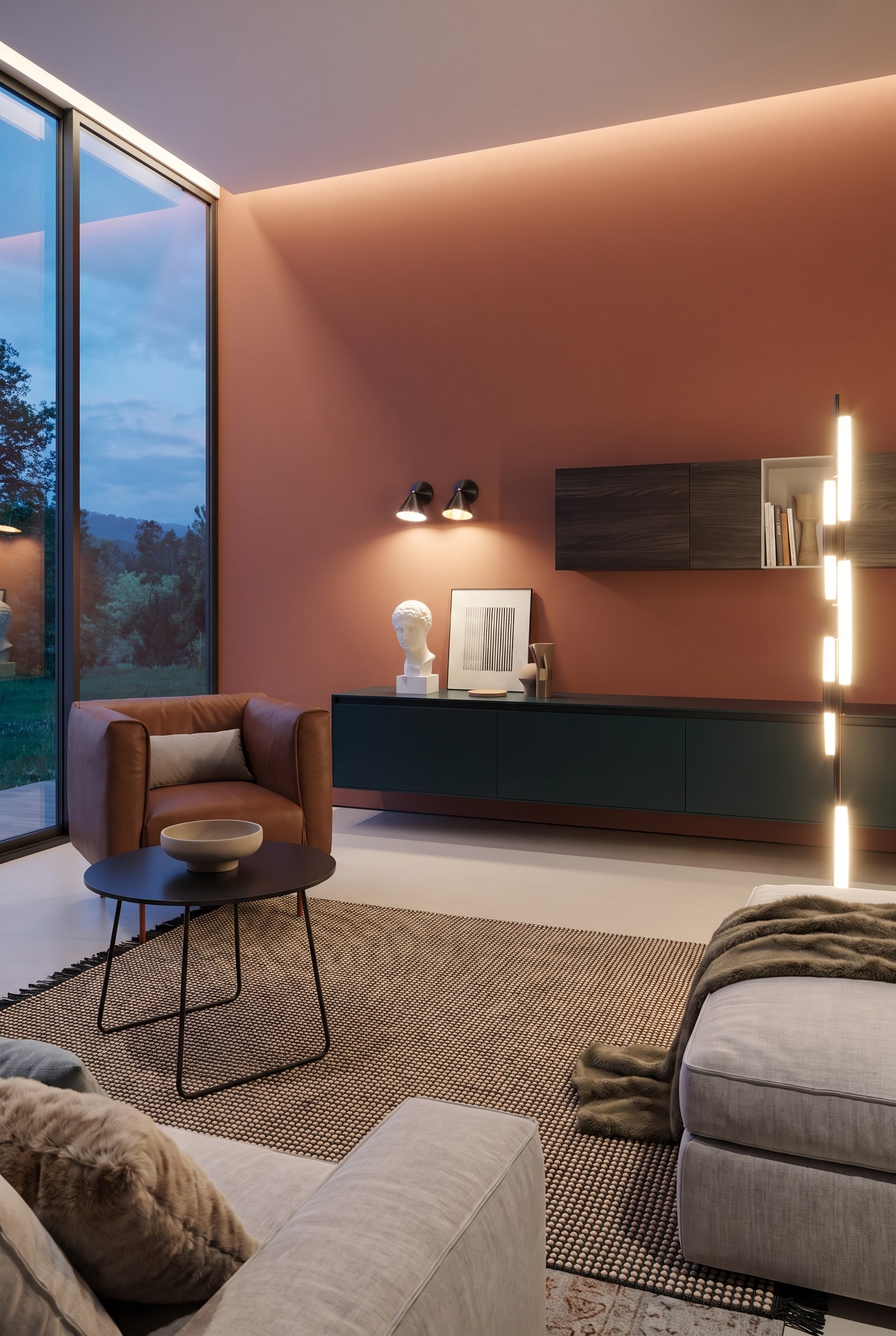 Salon avec mur couleur terre cuite, grandes fenêtres et une table basse ronde avec piètement en métal noir