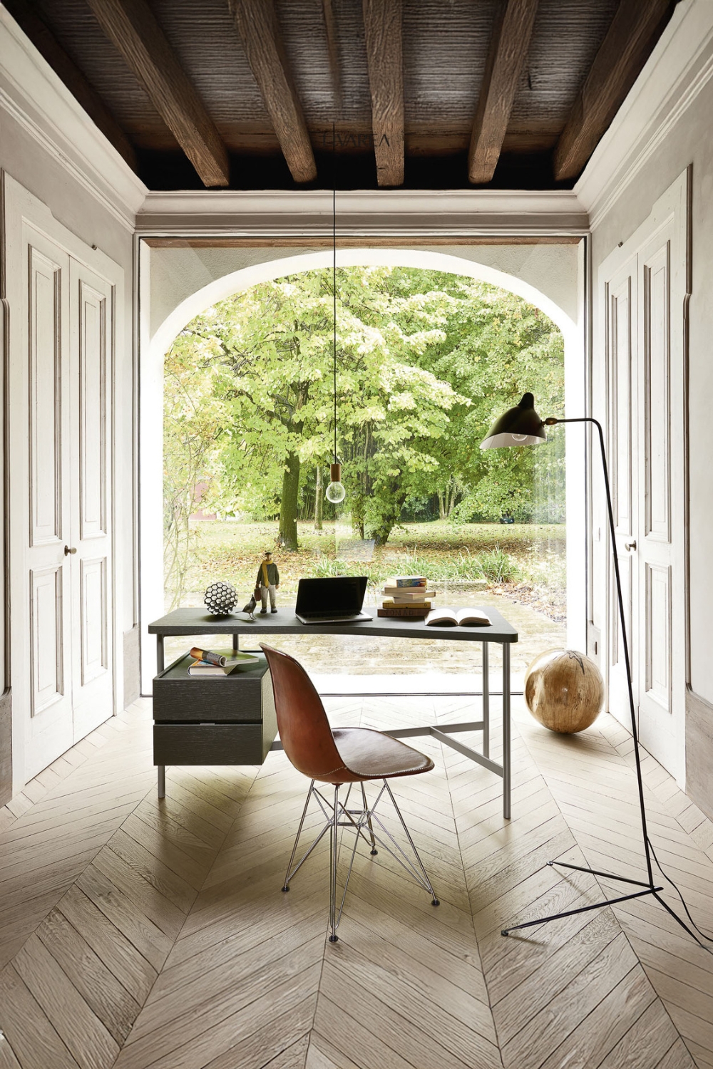 arbeitszimmer-mit-minimalistischem-schreibtisch-schlichtem-stuhl-moderner-stehlampe-und-blick-in-einen-garten