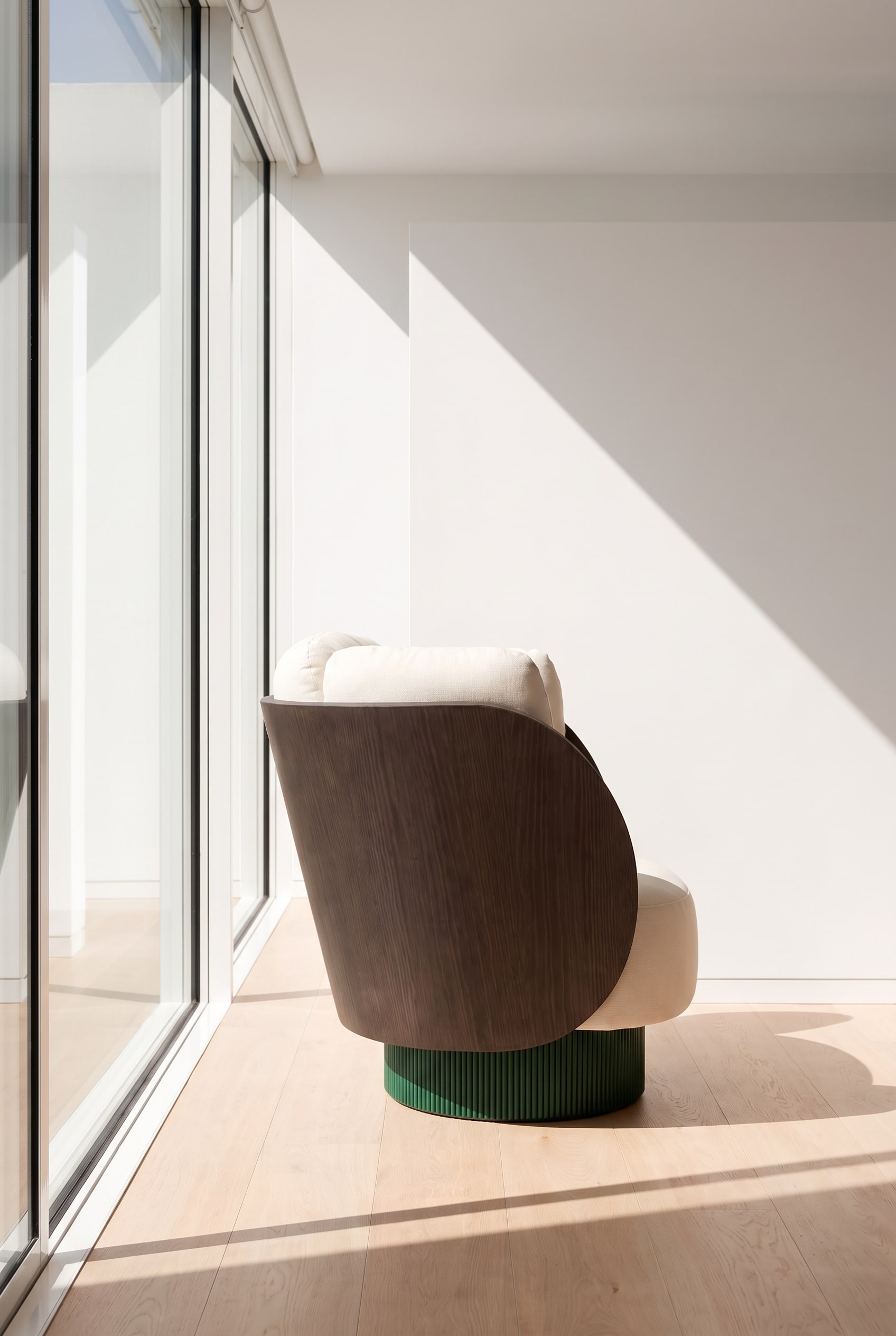 Vue lat&eacute;rale du fauteuil, montrant le dossier en bois courb&eacute; et le rembourrage volumineux.
