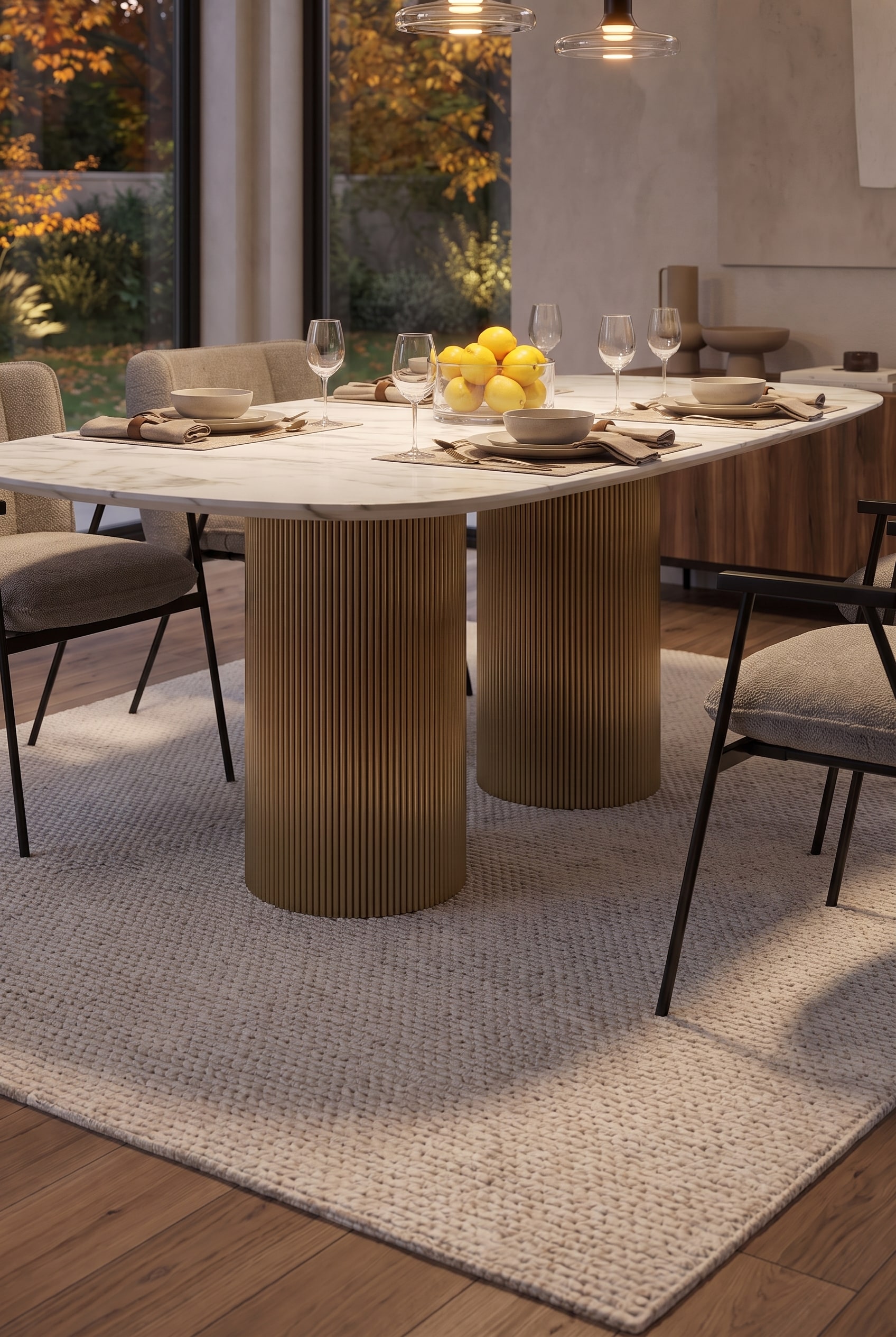 Vue détaillée des deux socles cylindriques en bois avec rainures sur un tapis crème à grosses mailles.