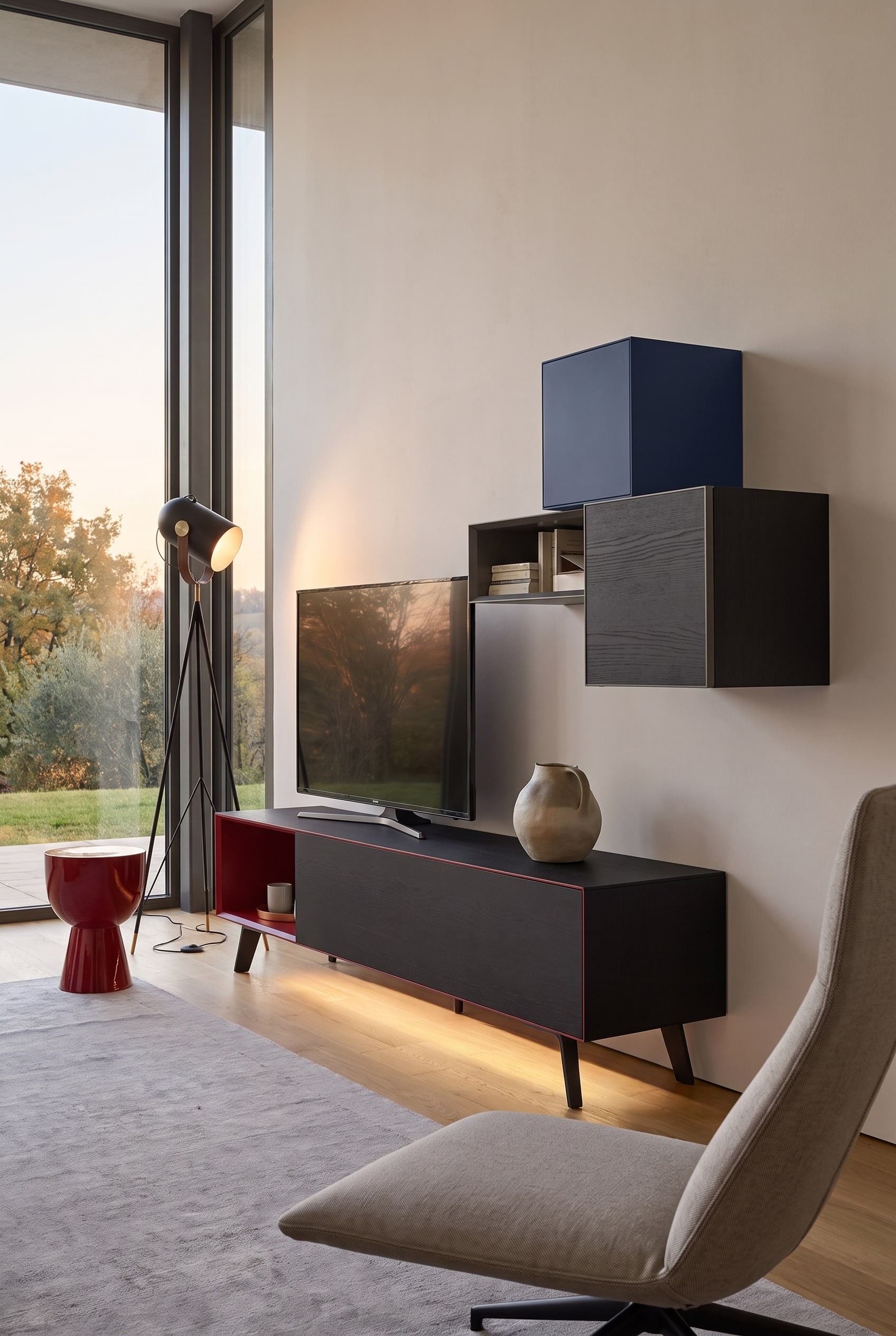 Modernes Wohnzimmer mit mattschwarzem Minimal Lowboard und einer einzelnen handgefertigten Keramikvase