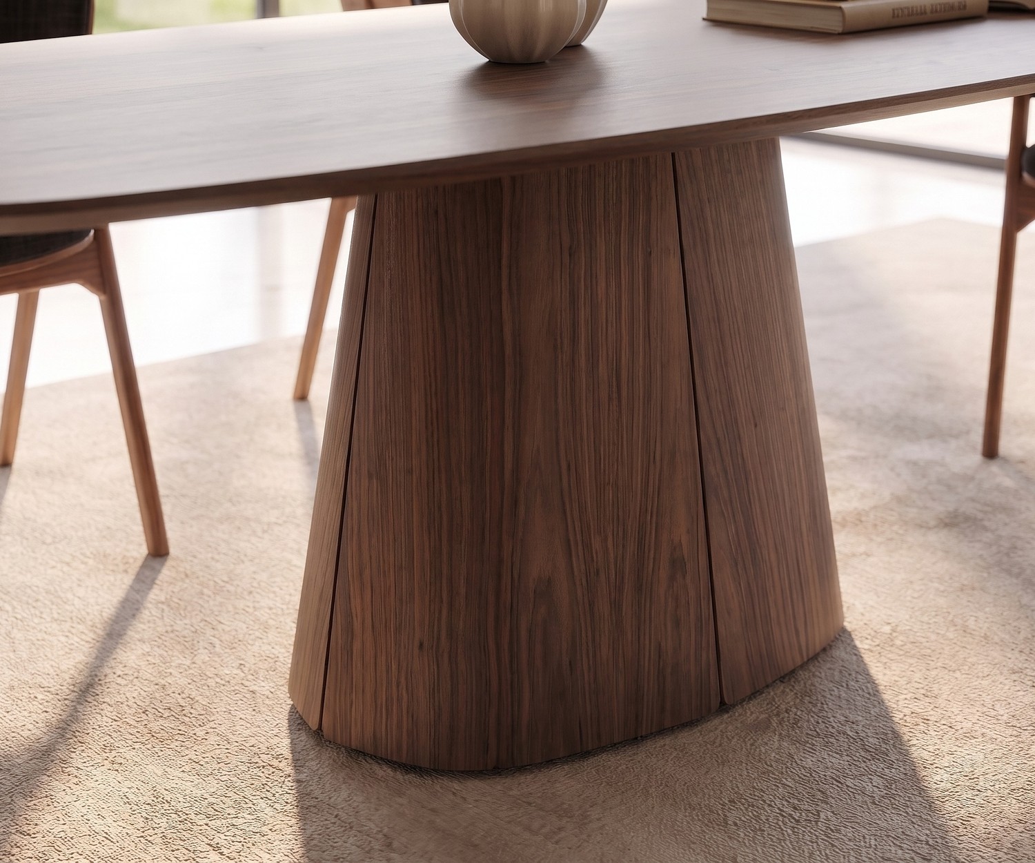 al2 tessera 001 Design Esstisch oval aus Holz im hellen Esszimmer mit Designstühlen und Blick ins Grüne.