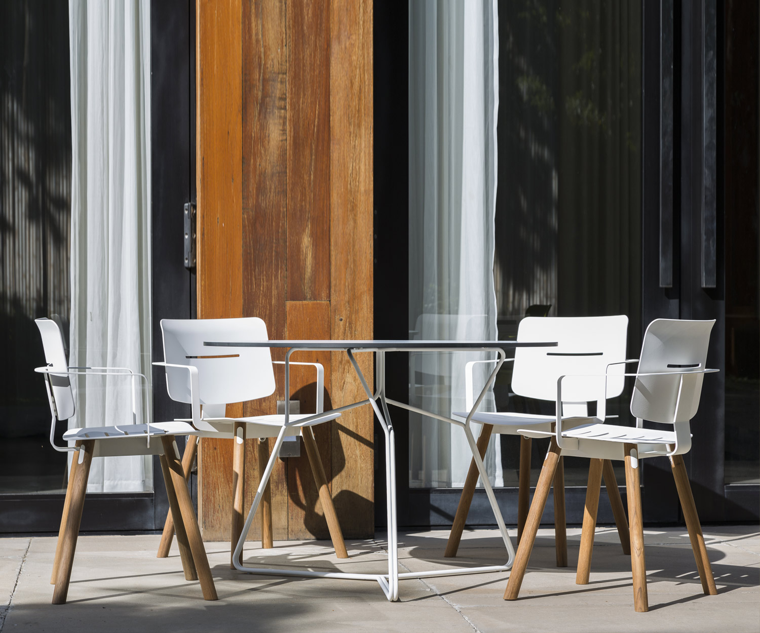 Exklusiver Oasiq Coco Aluminium Teak Design Stuhl mit Aluminiumsitzfläche Exklusiver Oasiq Coco Aluminium Teak Design Stuhl mit Aluminiumsitzfläche