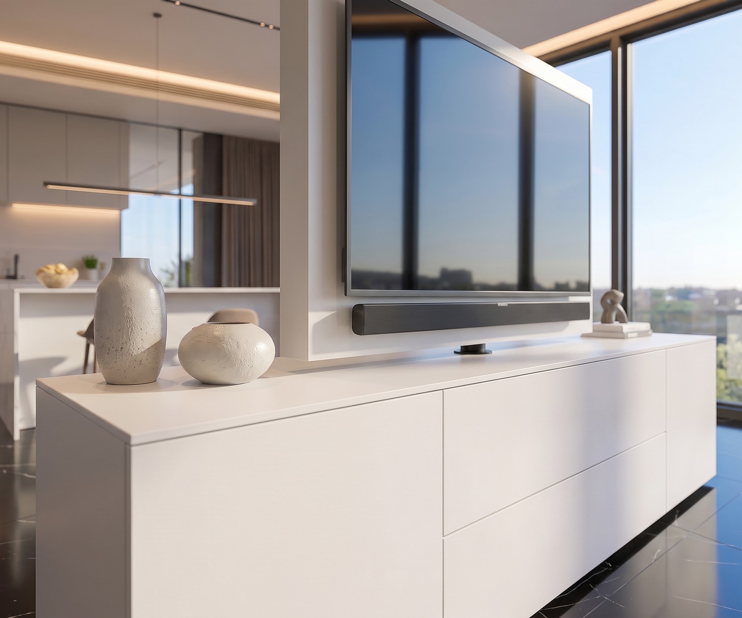 Livitalia Roto Sideboard Raumteiler mit drehbarem TV-Paneel im modernen Wohnzimmer vor offener Küche in Weiß matt.