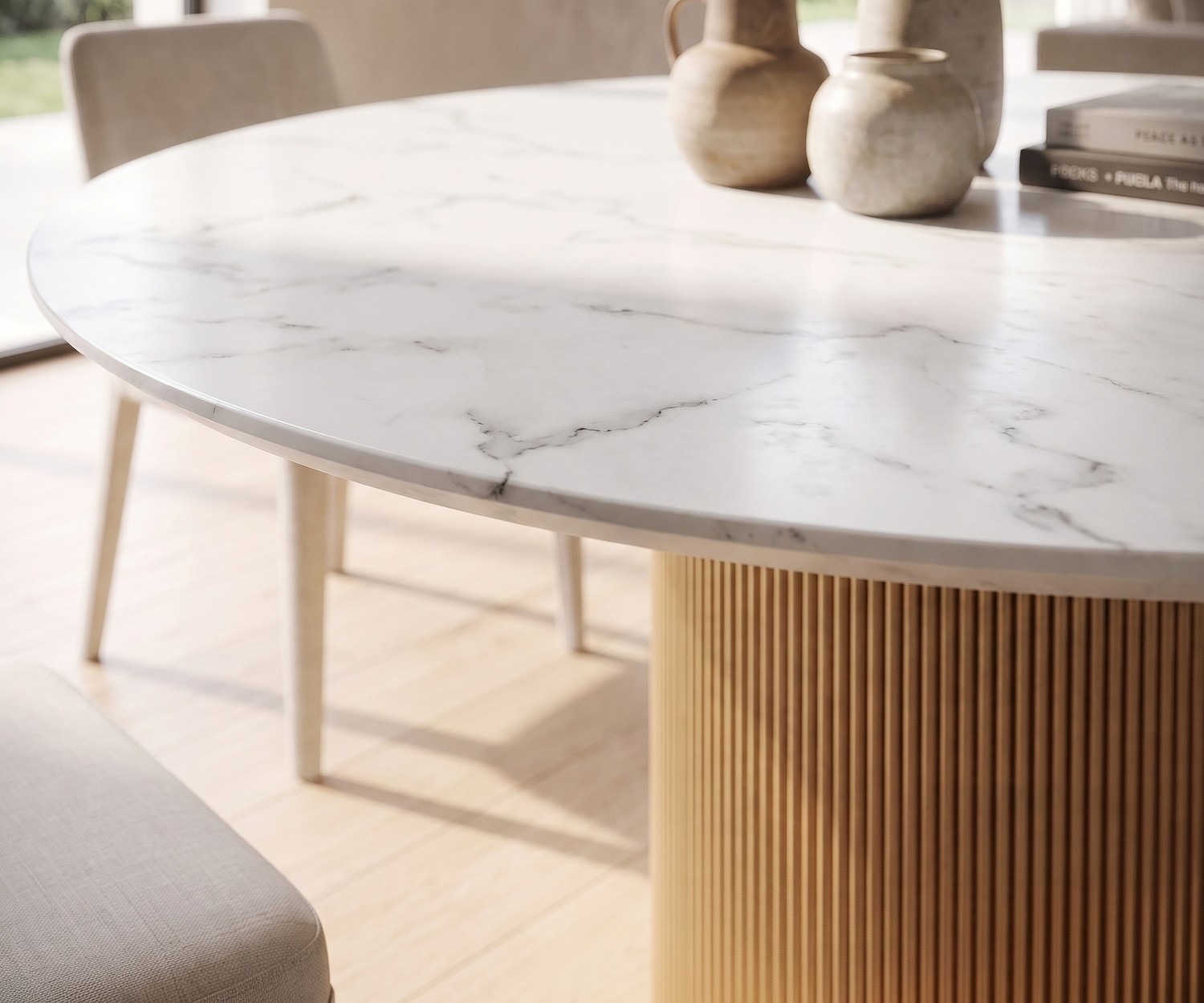 Table à manger ronde al2 dakry br 001 pour salle à manger moderne, plateau marbre blanc et pied central doré cannelé.