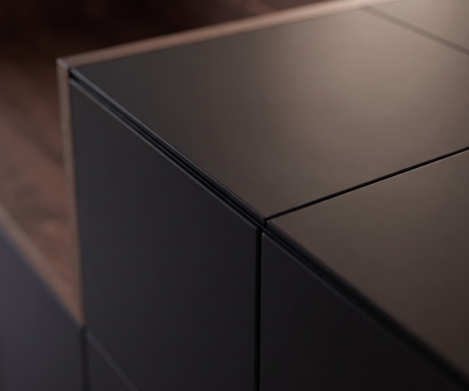 Detail des al2 Sideboards MOS-I-KO 003 A mit mattem Lack al2 Sideboard MOS-I-KO 003 A fürs Wohnzimmer: Detail der matten, dunkelgrauen Lackierung und präzisen Kanten im Retro-Stil.
