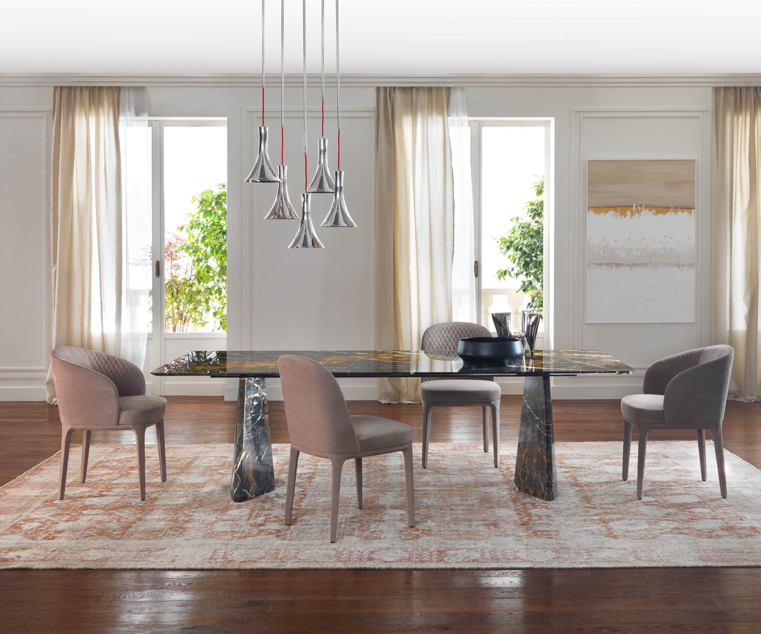 Table de salle à manger design et élégante en marbre dans la salle à manger avec des chaises groupées en ensemble
