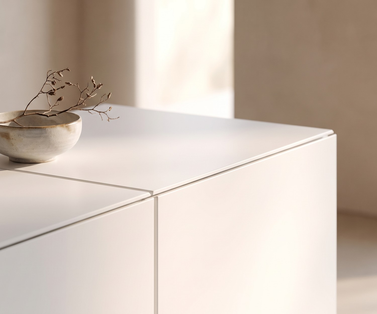 Minimalistisches al2 Sideboard MOS-I-KO 003 B in Weiß al2 Design Sideboard MOS-I-KO 003 B in Mattweiß für das Wohnzimmer, verziert mit einer minimalistischen Keramikschale.