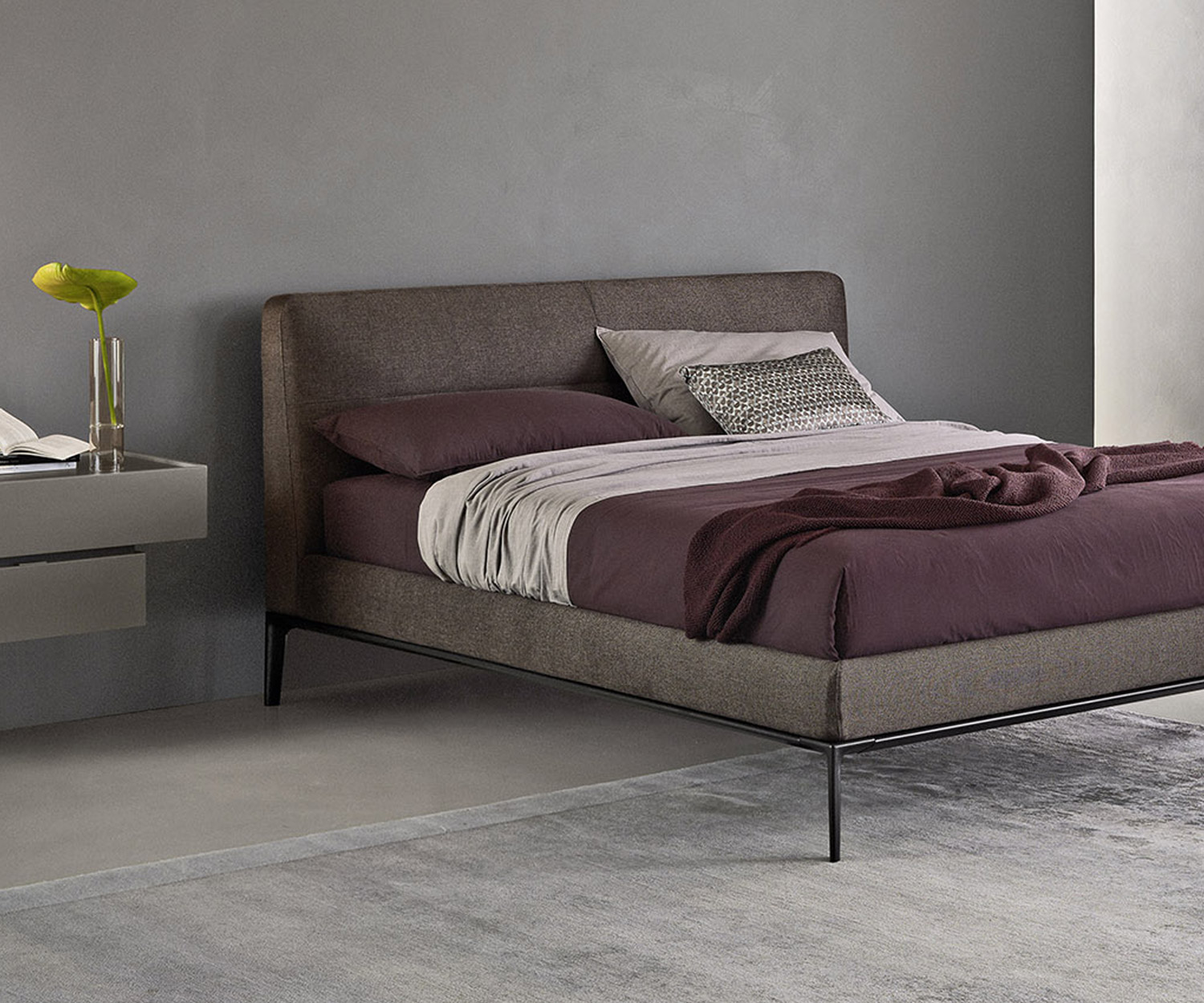 Bequemes Livitalia Design Bett Dorian auf schmalen Füßen Bequemes Livitalia Design Bett Dorian auf schmalen Füßen