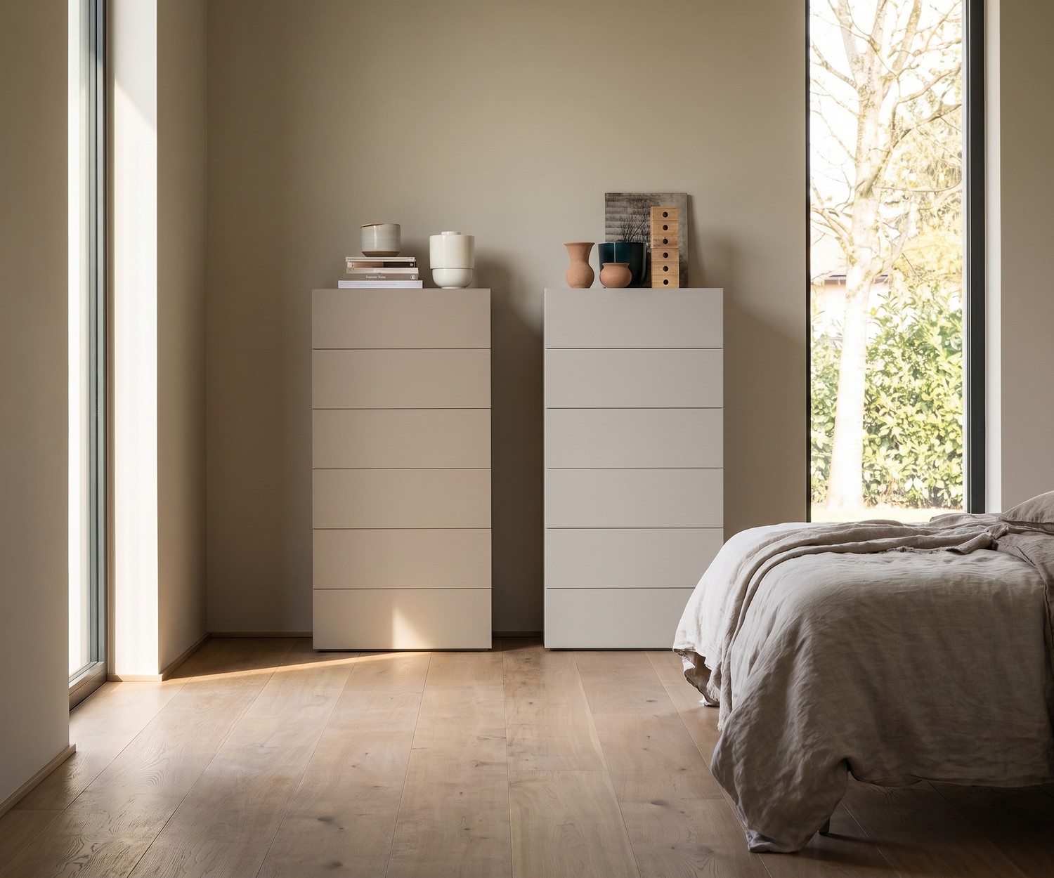 Weiße Hochkommode Easy mit 6 Schubladen Hochkommode Easy von Novamobili im Flur. Weiße Kommode mit 6 grifflosen Schubladen im modernen Design neben einer Treppe.