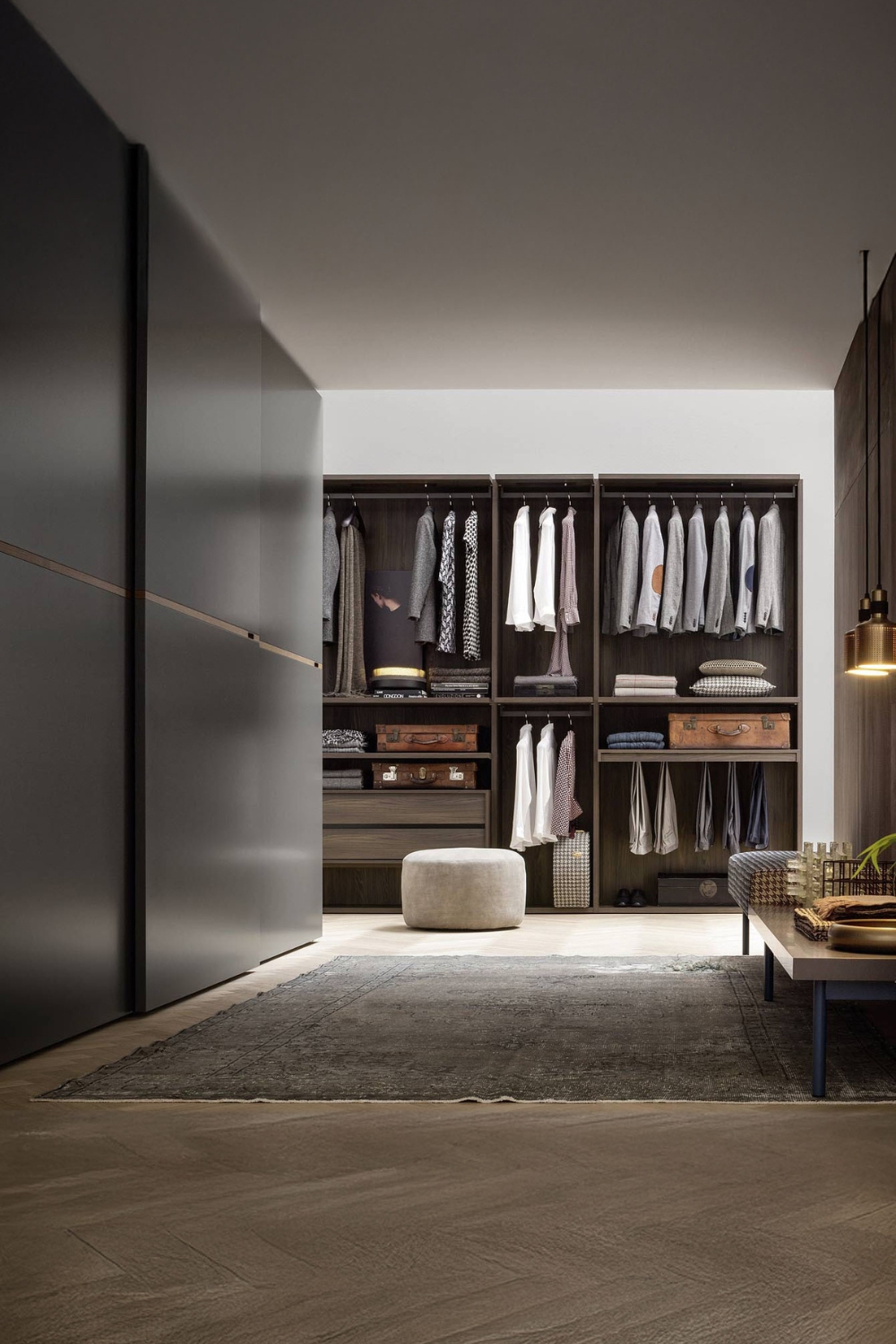 dressing-moderne-avec-systemes-d-armoires-ouvertes-et-fermees