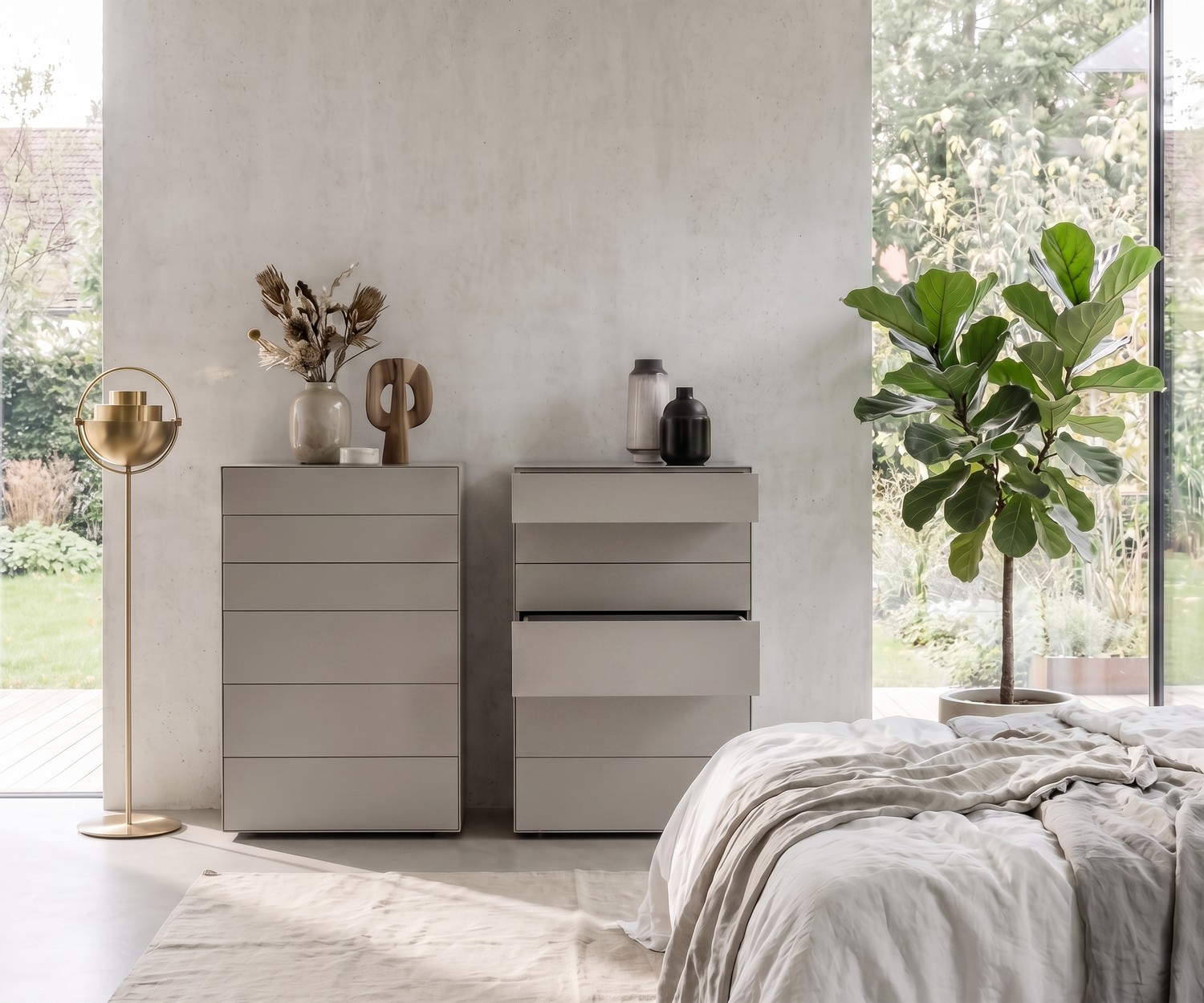 Hochkommode fürs Schlafzimmer Livitalia Ecletto in Hellgrau mit grifflosen Schubladen im minimalistischen Design.
