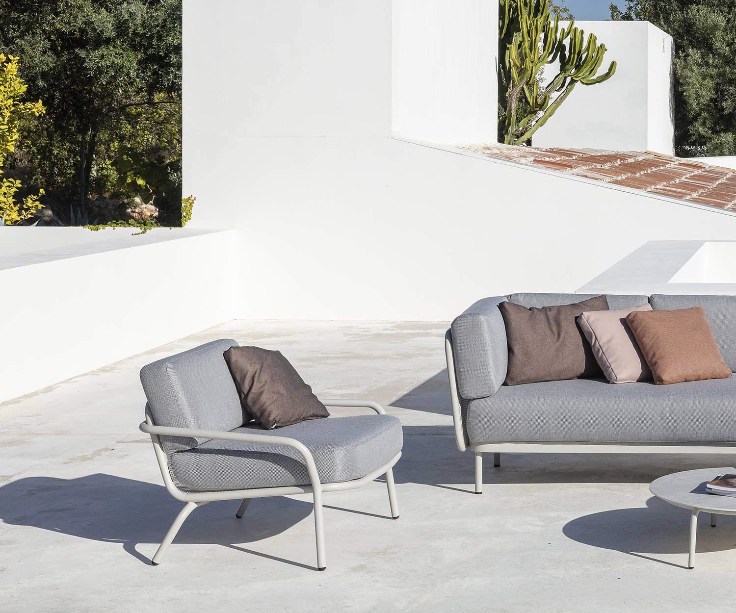 Hochwertiger Todus Starling Relaxsessel in Weiß mit einem Gartensofa Baza Hochwertiger Todus Starling Relaxsessel in Weiß mit einem Gartensofa Baza