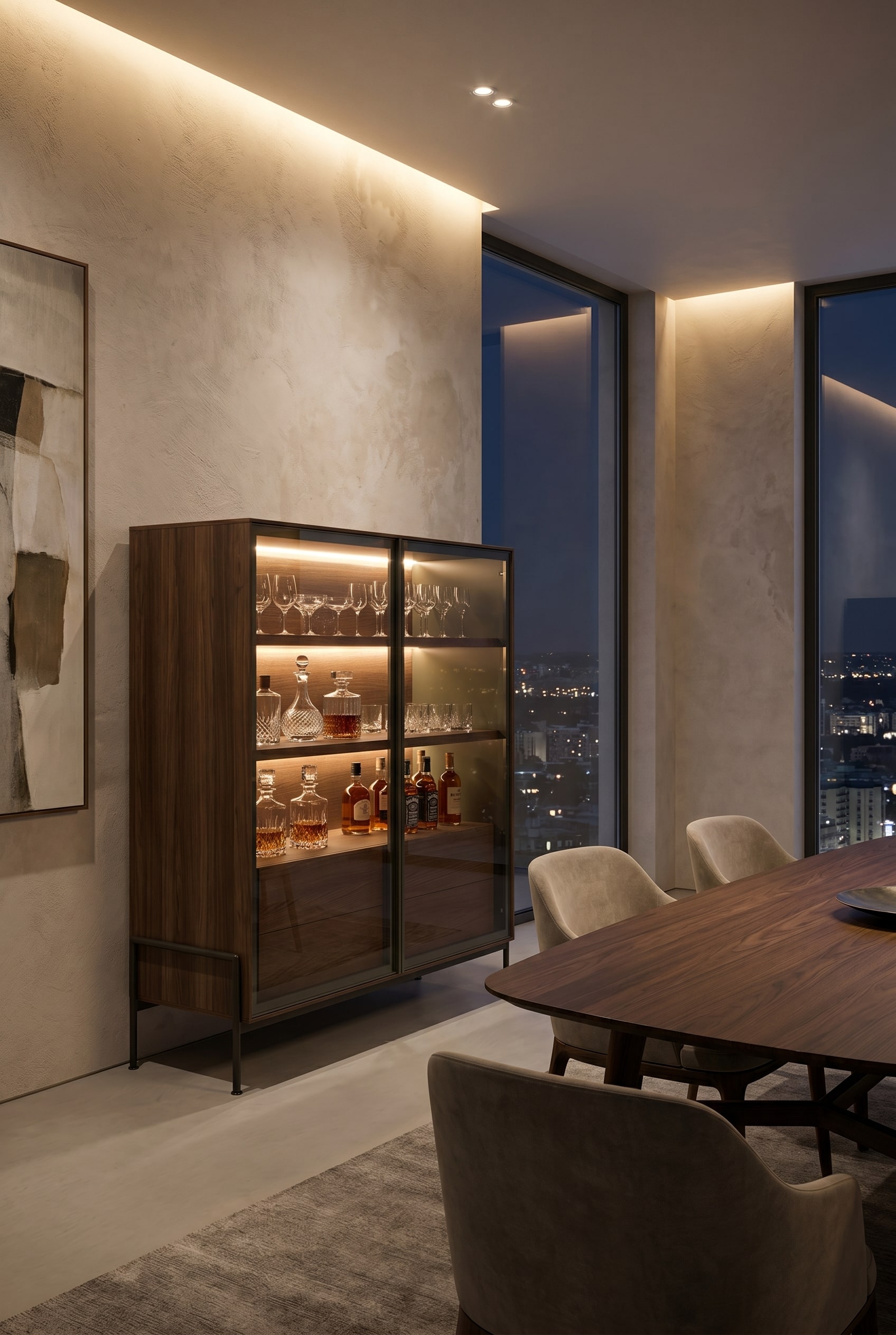 Elegantes Esszimmer mit einem beleuchteten Holz-Glas-Highboard, gefüllt mit Kristallgläsern und bernsteinfarbenen Spirituosen