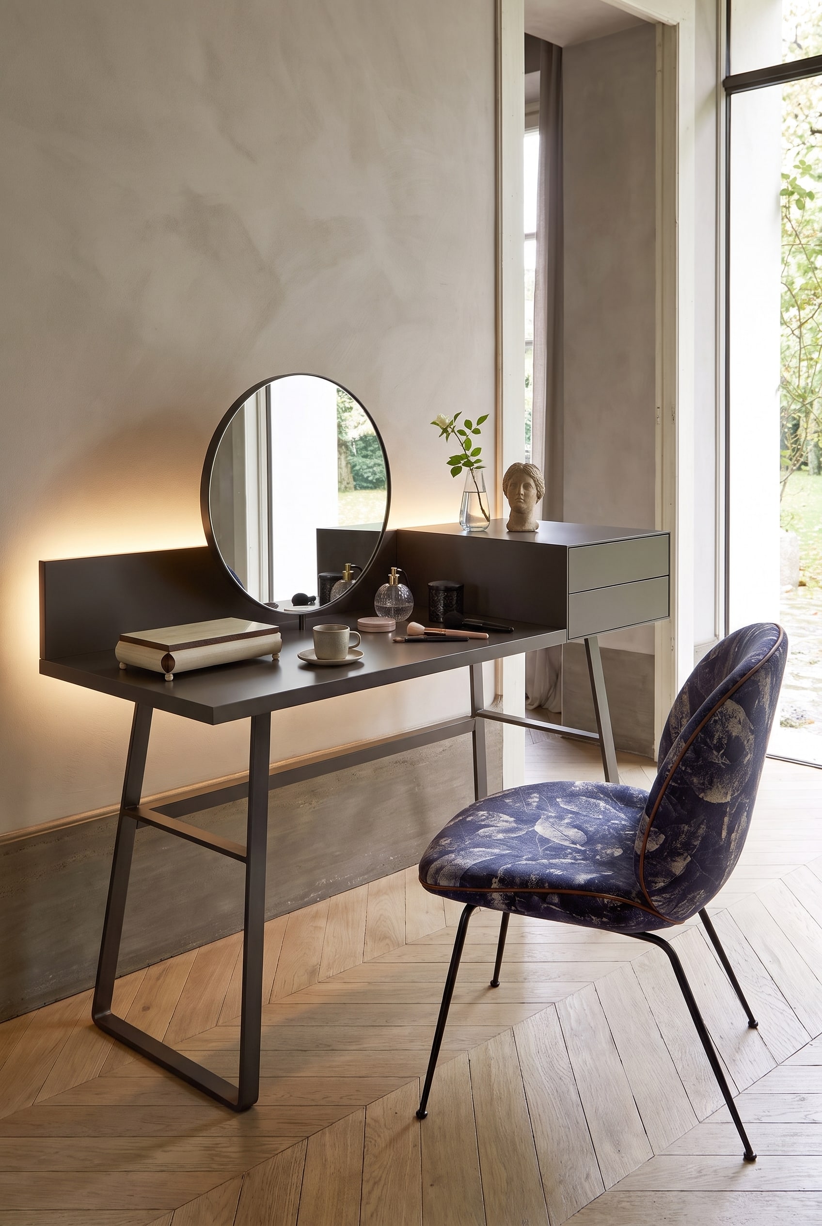 Chambre d'adolescent avec un secr&eacute;taire mural minimaliste gris fonc&eacute;, dont la surface de travail d&eacute;pli&eacute;e supporte un ordinateur portable et des carnets