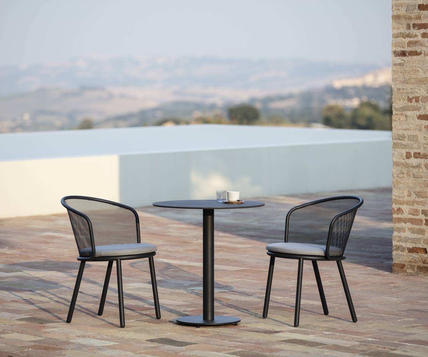 Hochwertiger Todus Baza Design Garten Stuhl mit Beistelltisch auf Terrasse Hochwertiger Todus Baza Design Garten Stuhl mit Beistelltisch auf Terrasse