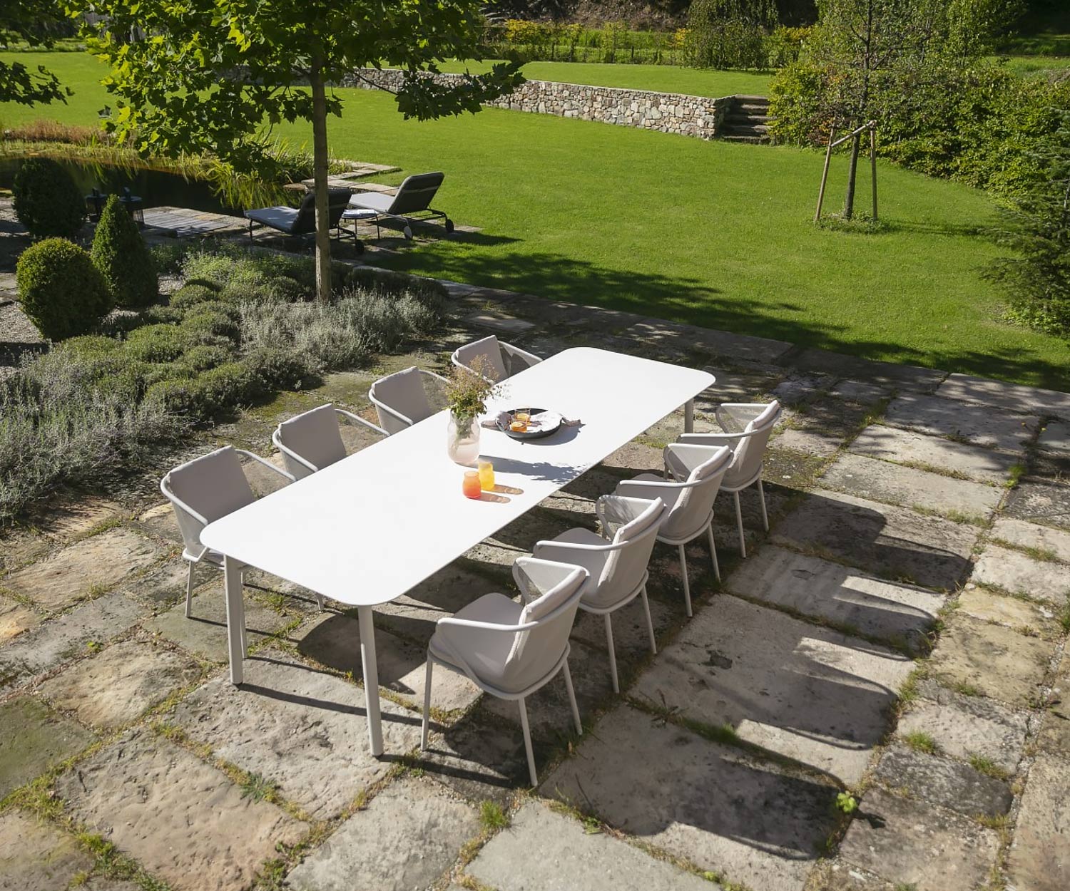 Longue table de jardin design blanche