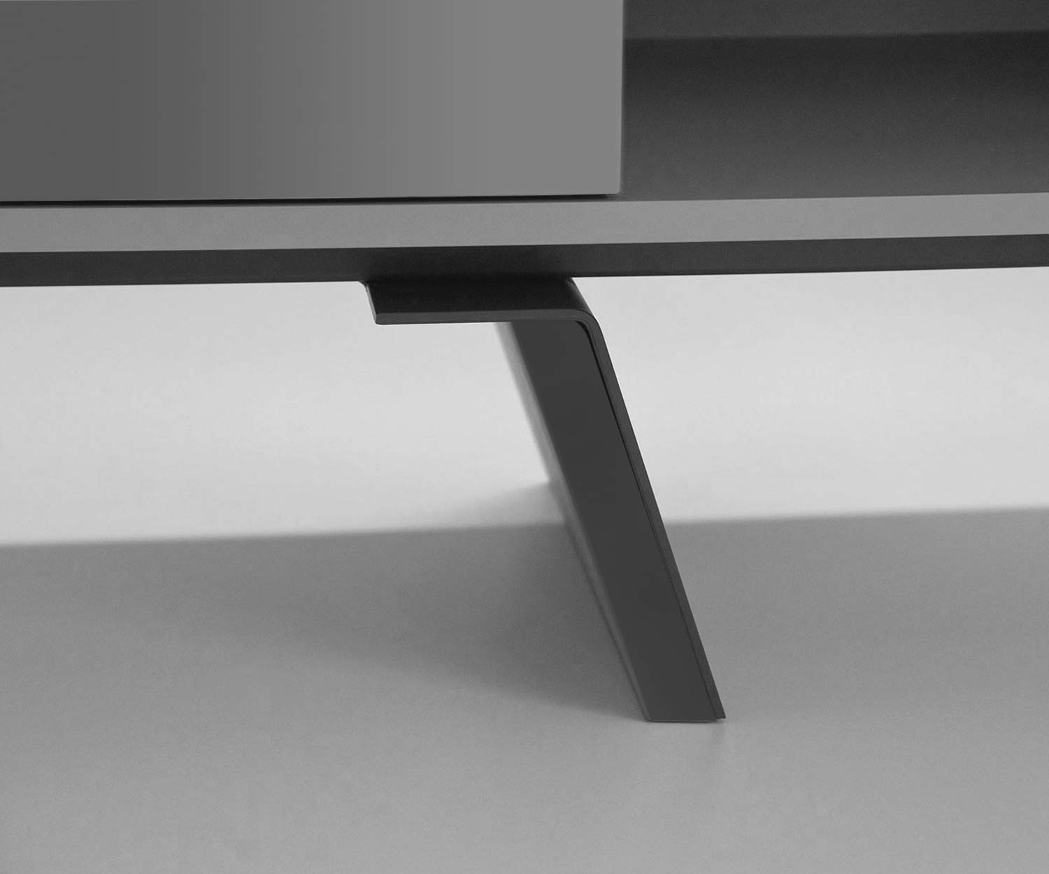 Détail du pied biseauté du e klipse 005 Design TV Design Lowboard de al2 Détail du pied biseauté du e klipse 005 Design TV Design Lowboard de al2