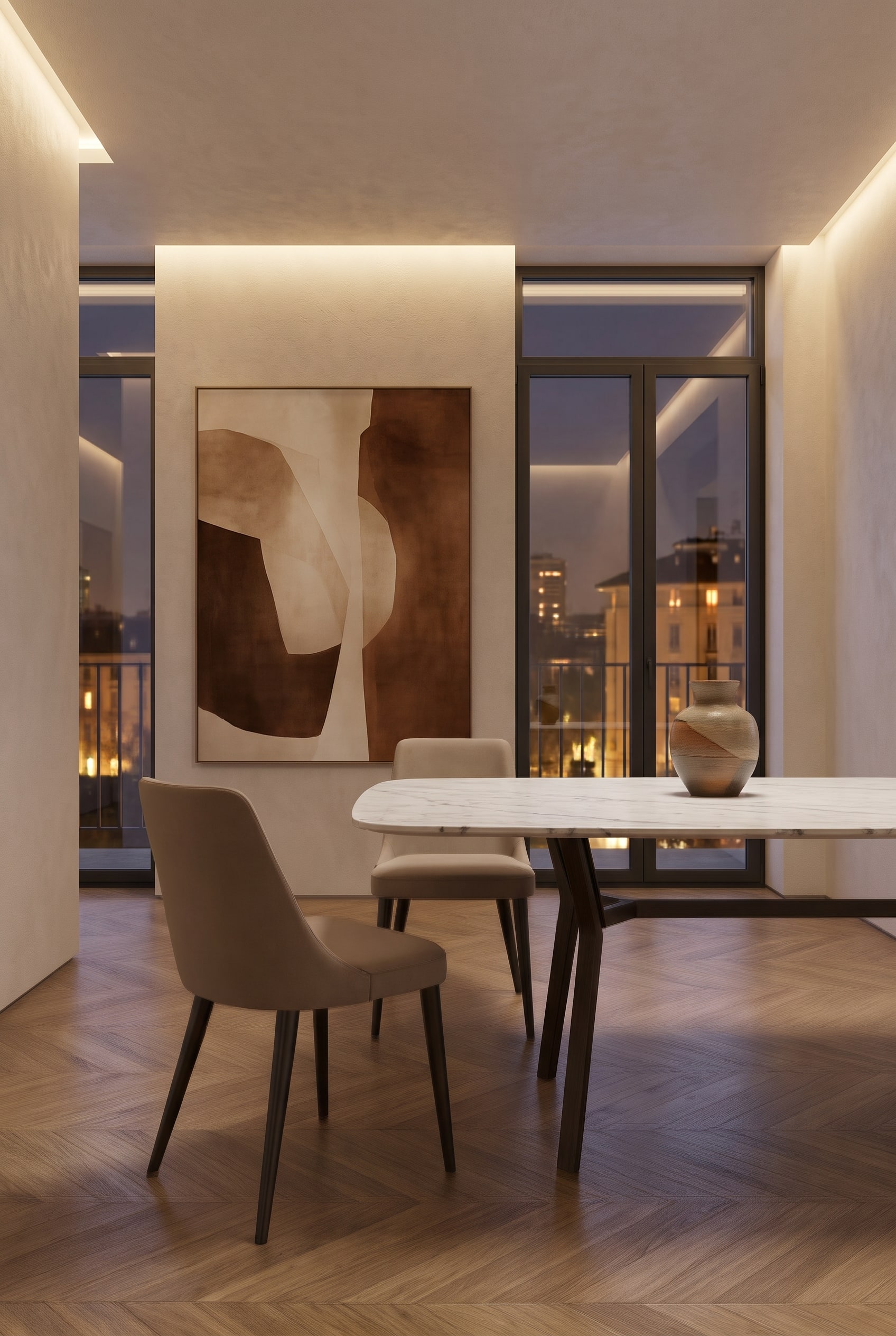 Salle &agrave; manger moderne avec chaise rembourr&eacute;e beige et &oelig;uvre d'art abstraite suspendue bas sous un &eacute;clairage indirect doux