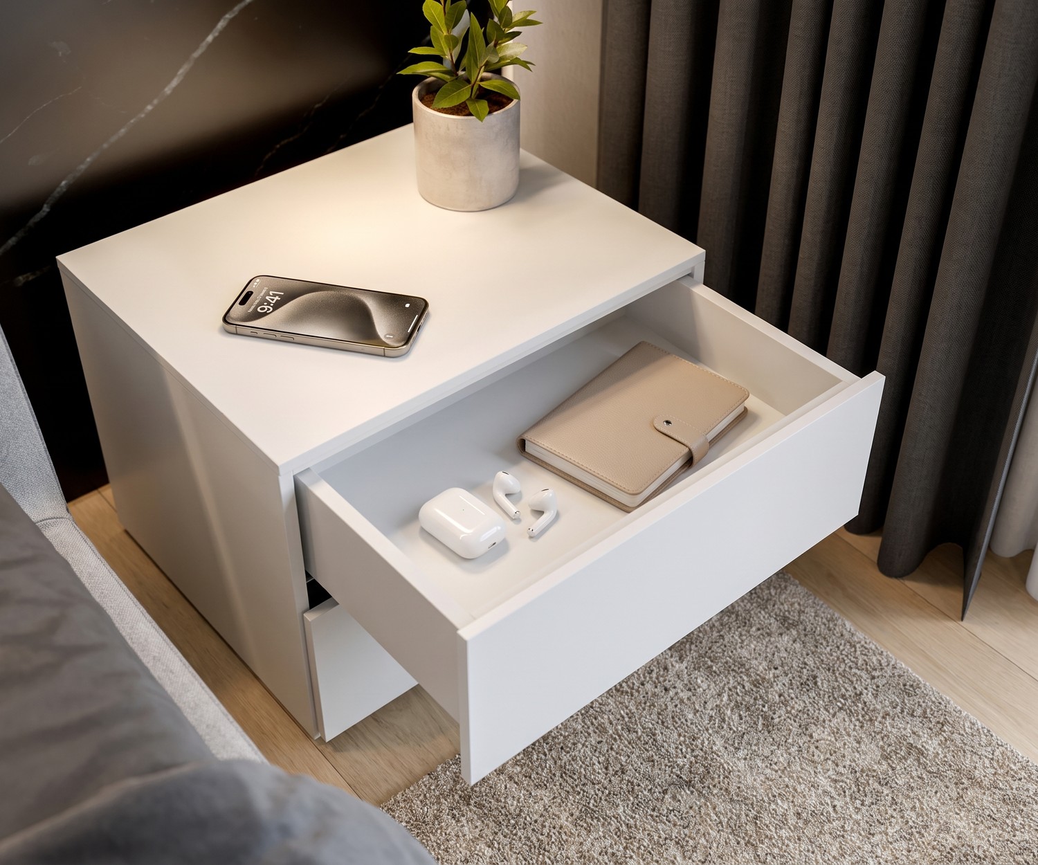 Novamobili Nachttisch Easy mit 2 Schubladen im modernen Schlafzimmer, weißer Designer-Nachttisch mit geöffneter Schublade.