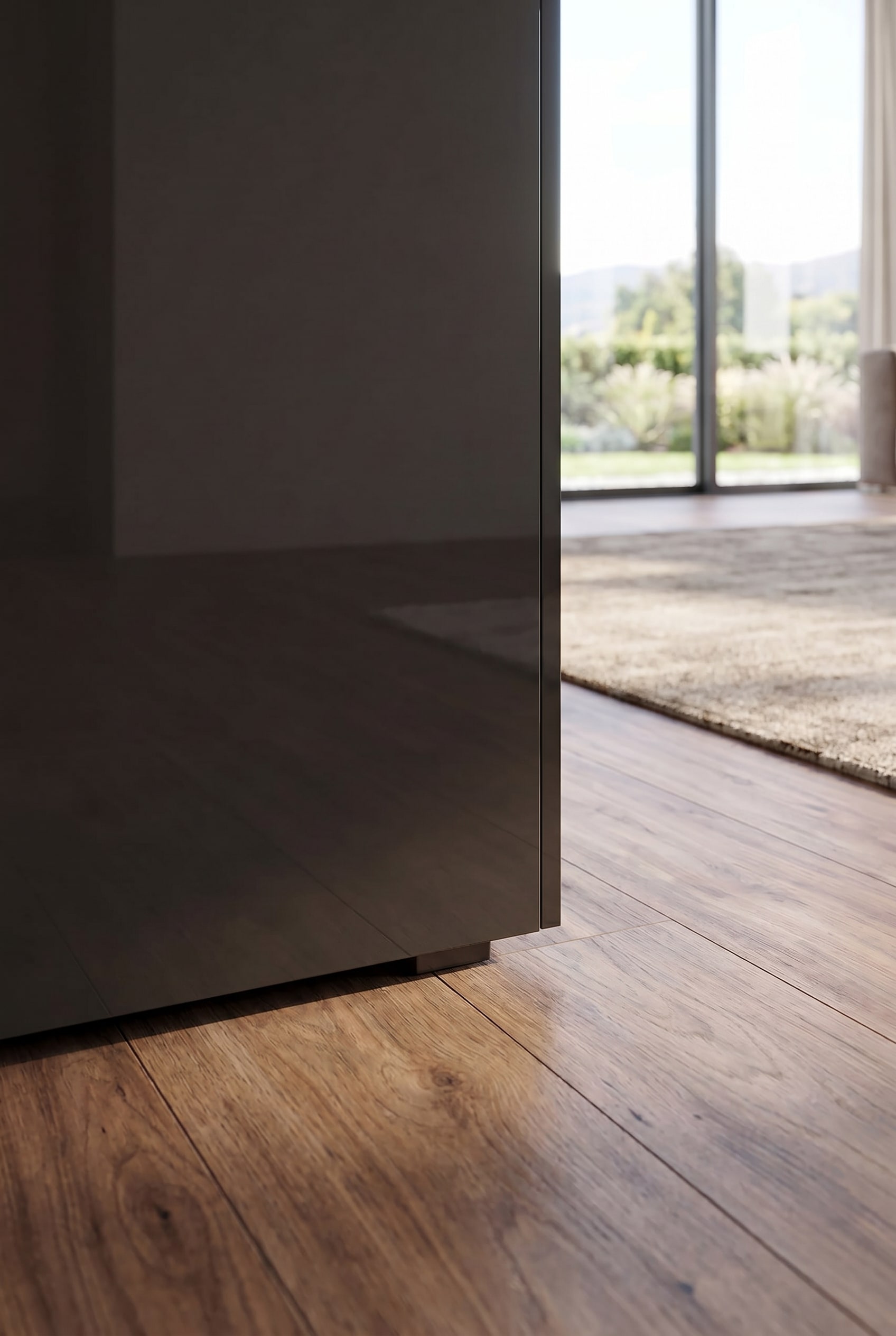 Detailaufnahme der dezenten Sockelf&uuml;&szlig;e und der schwebenden Optik des Sideboards