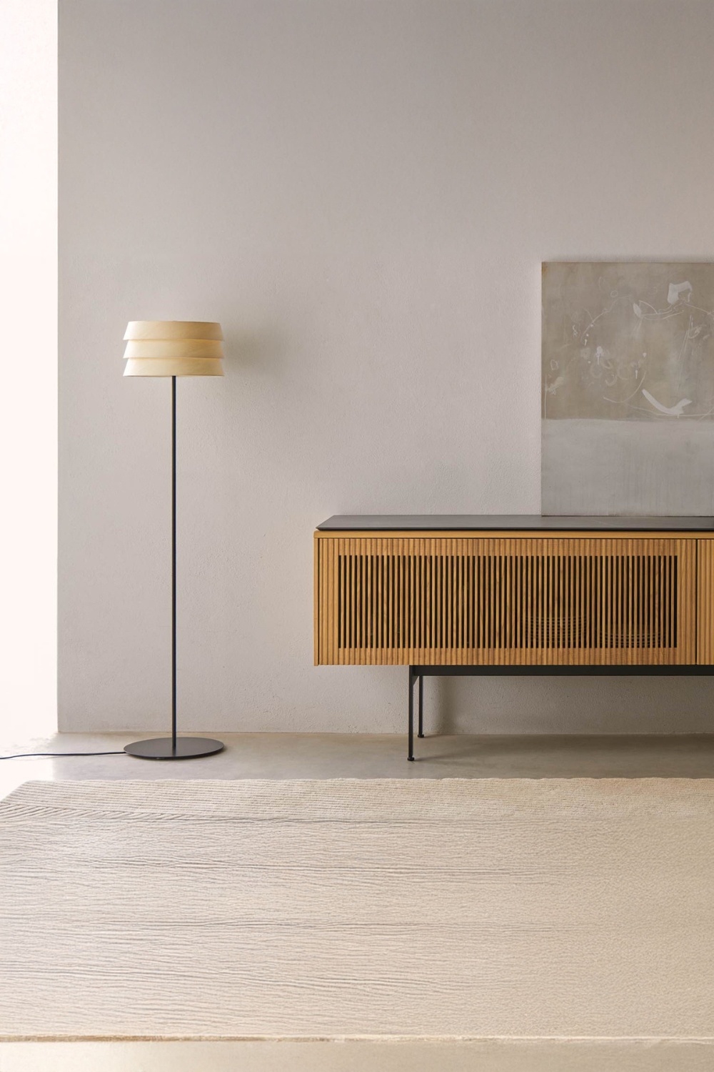 stehlampe-und-sideboard-aus-holz-und-metall-in-filigranen-designs