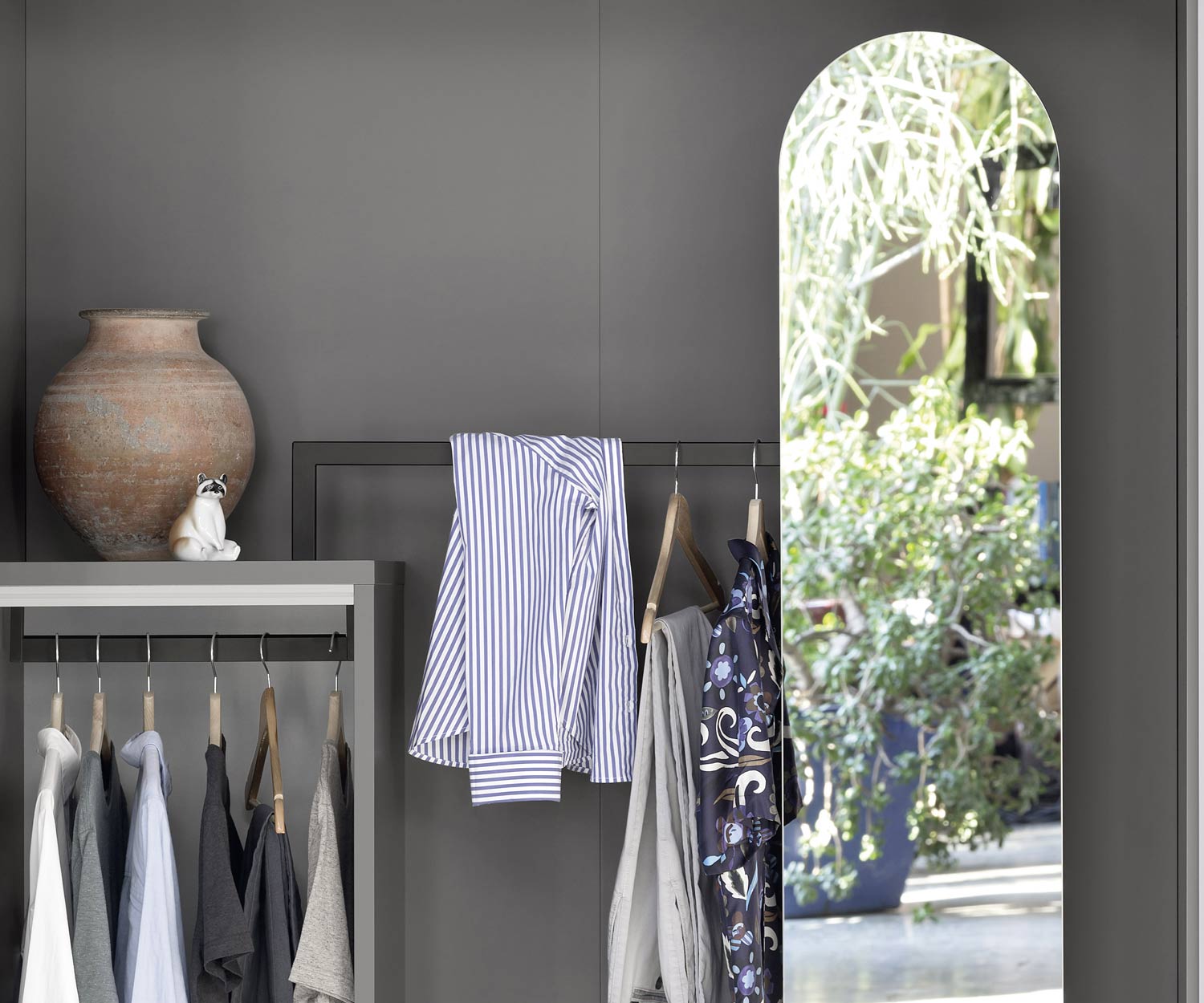 Armoire design moderne pour couloir avec penderie ouverte Armoire design moderne pour couloir avec penderie ouverte