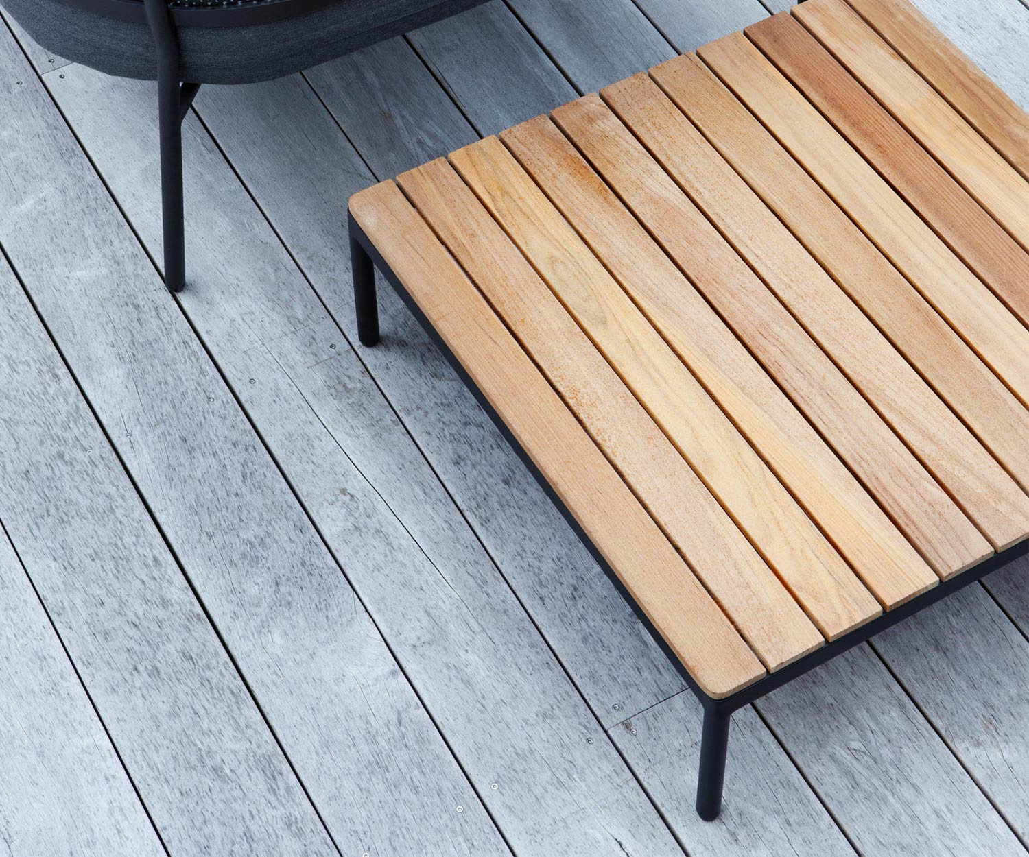 Détail du plateau de table en teck Oasiq Table basse Riad Détail du plateau de table en teck Oasiq Table basse Riad