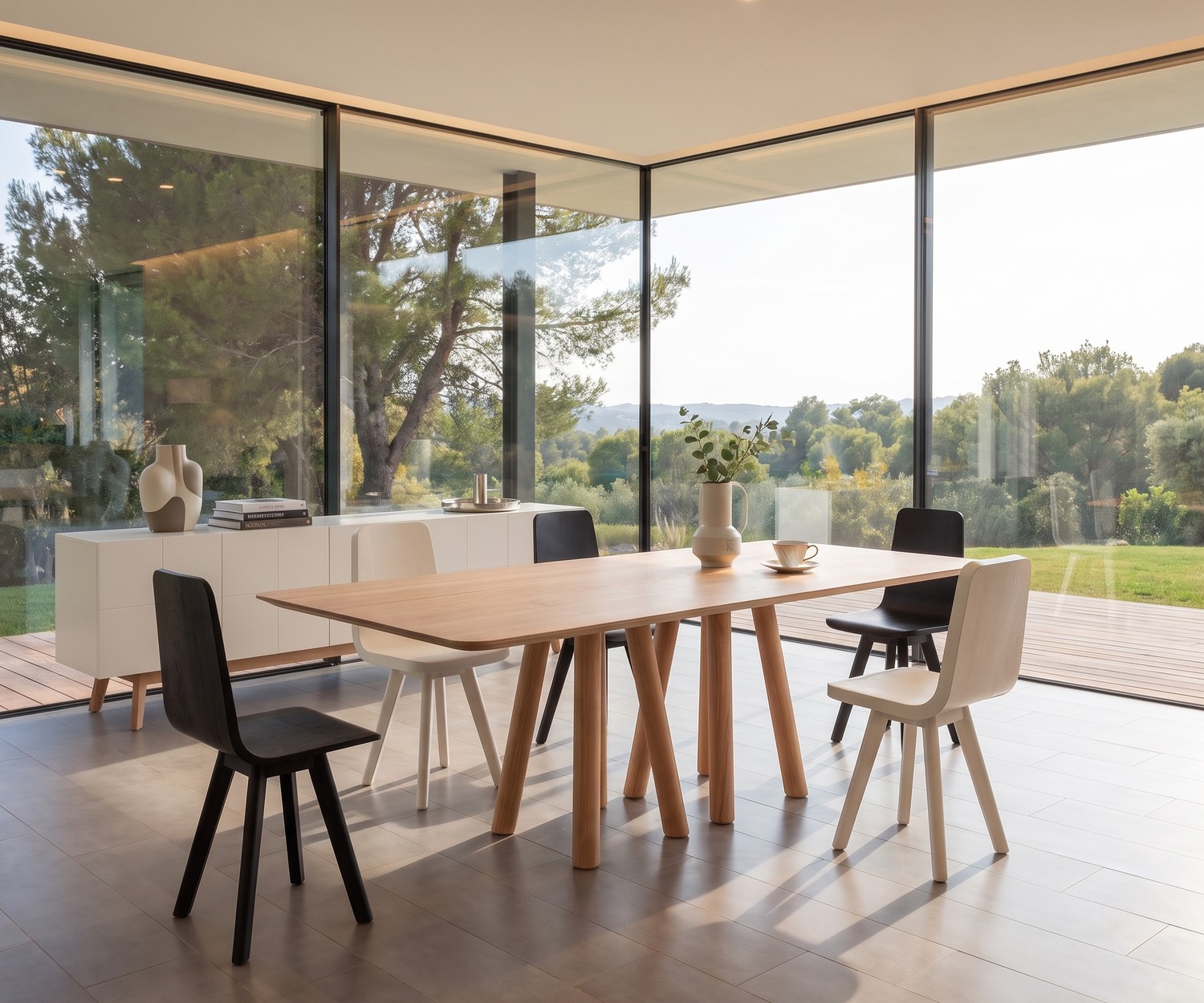 al2 Design-Esstisch mos-i-ko 001 a aus Massivholz Esstisch al2 mos-i-ko aus Holz im modernen Esszimmer mit Panoramafenster, Designerstühlen und viel Tageslicht.